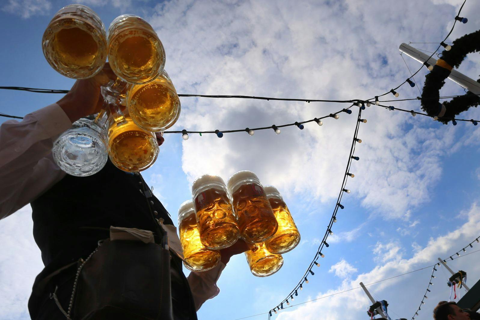 Maßkrüge auf der Wiesn.