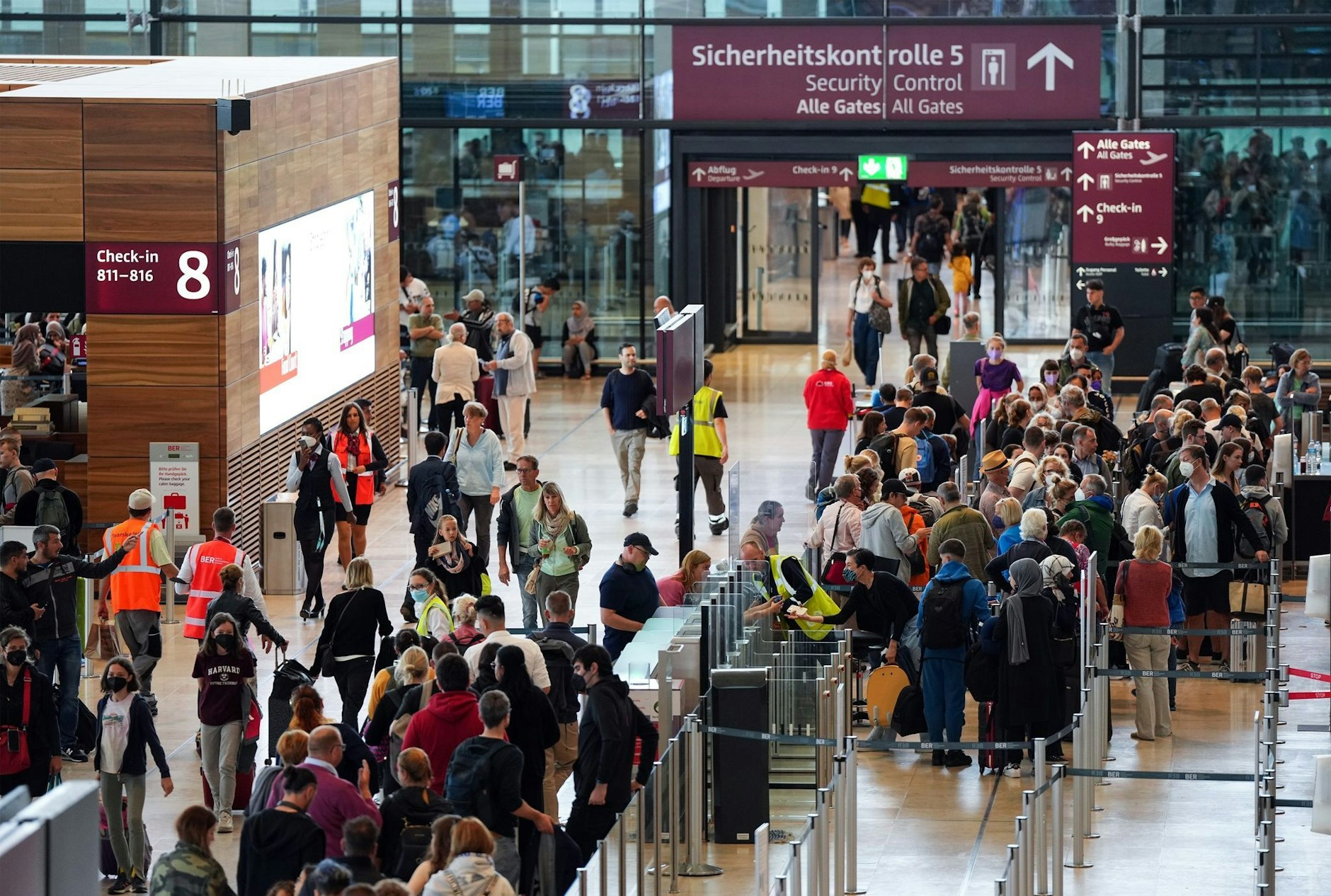 ARCHIV - Reisende warten auf dem Flughafen "Willy Brandt" Berlin Brandenburg.  