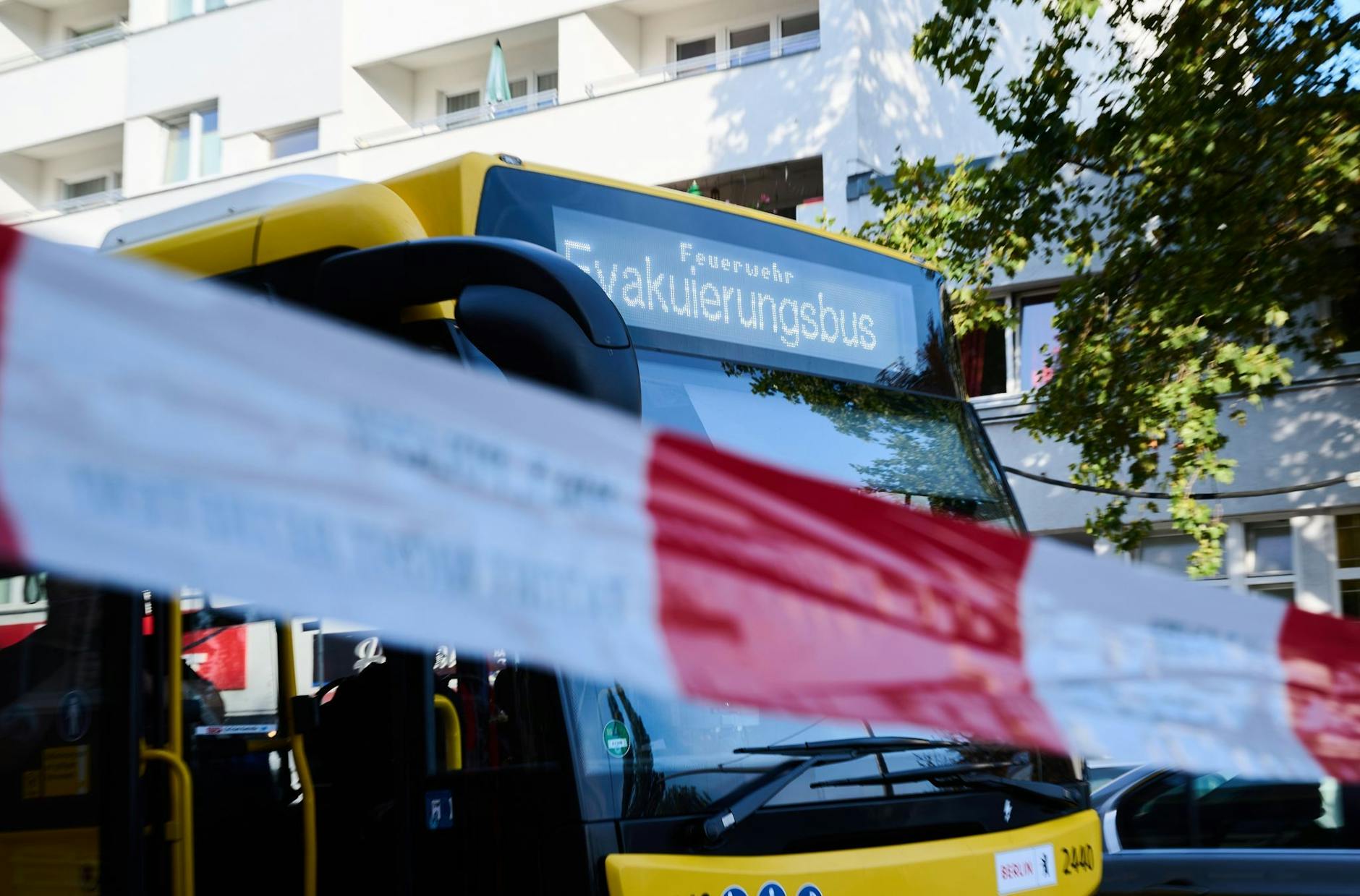 "Evakuierungsbus" steht auf dem Display eines Busses in Berlin-Moabit.