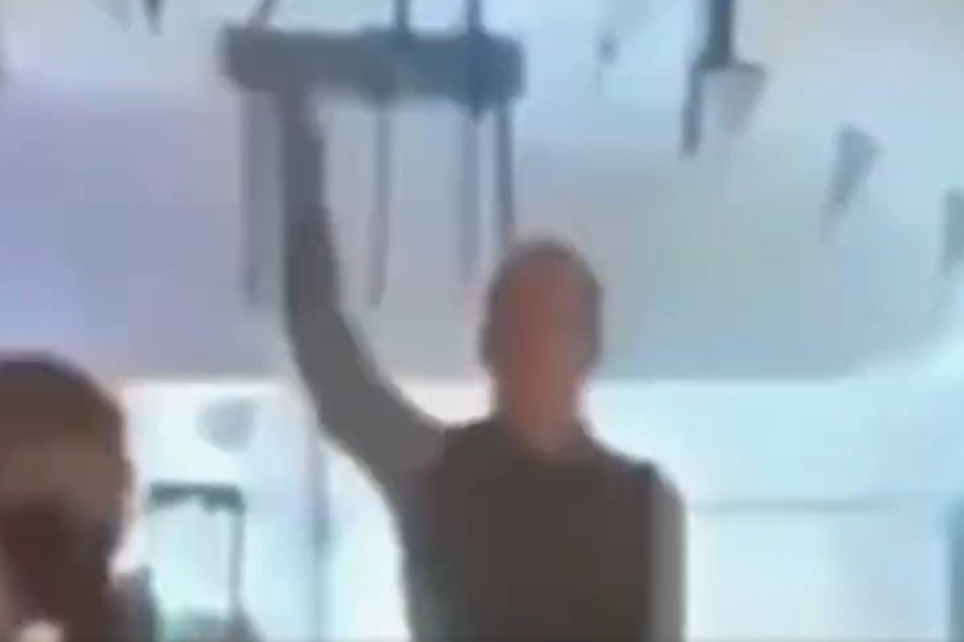 Melanie Müller zeigt den Hitlergruß insgesamt achtmal.