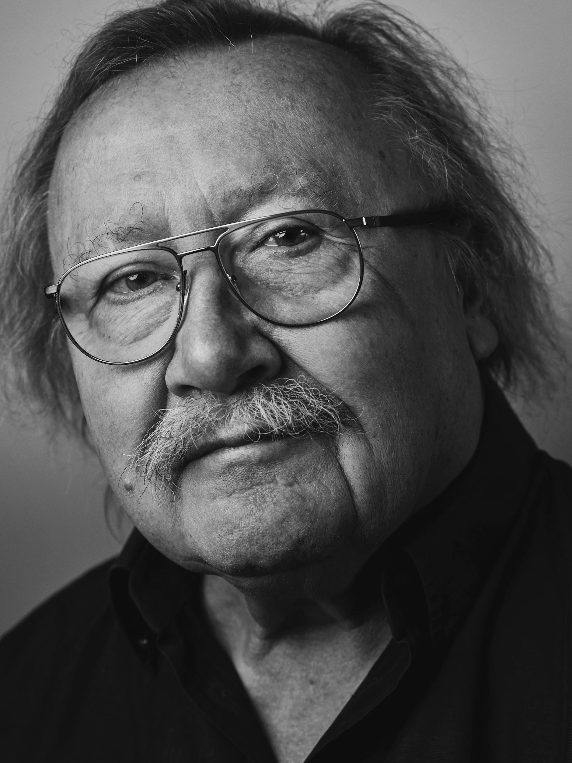 Die Journalistinnen Luzia Braun und Ursula März haben 19 Menschen getroffen, die aus verschiedenen Blickwinkeln über das Gesicht nachdenken, u.A. mit dem Philosophen Peter Sloterdijk. 