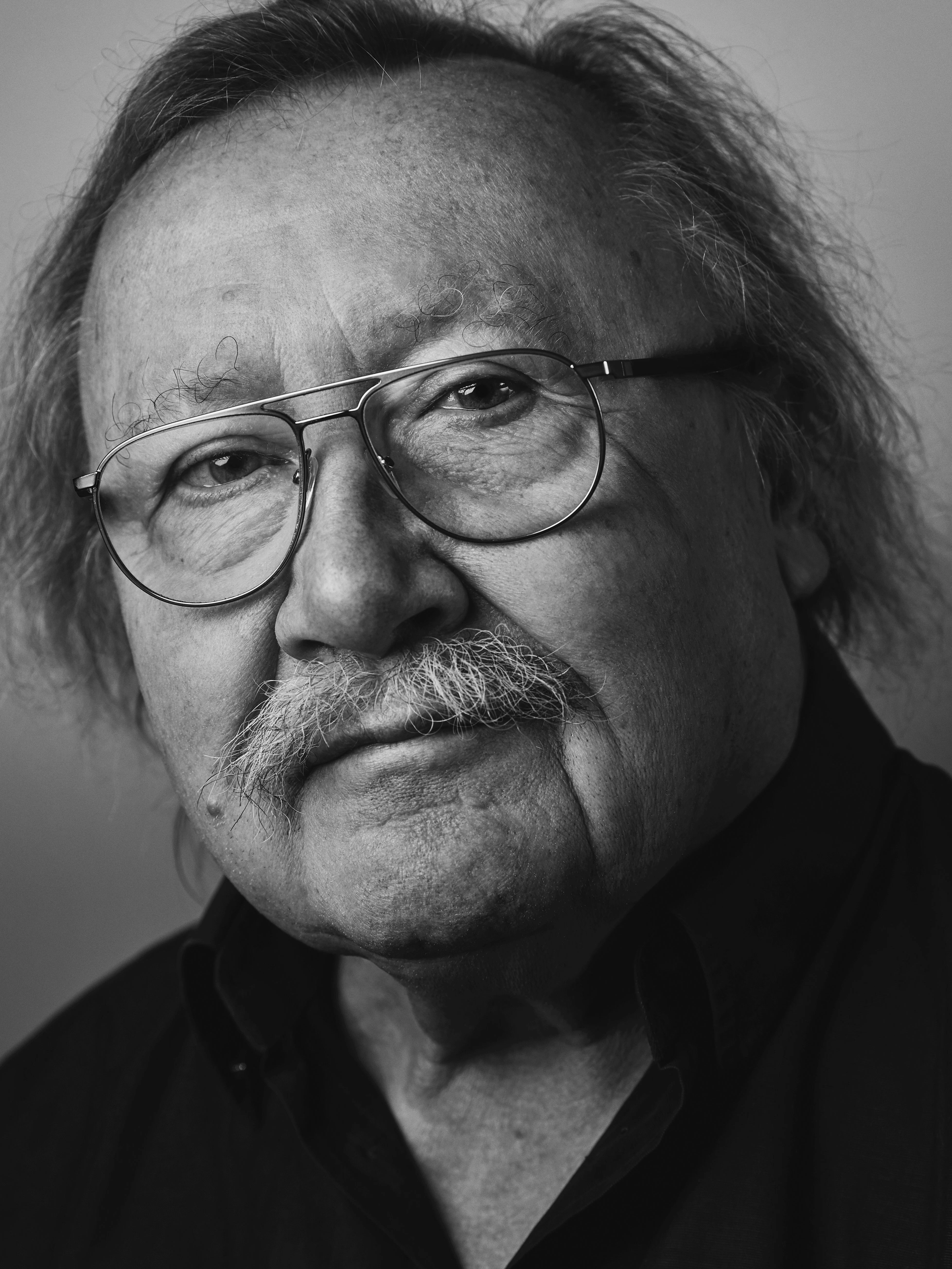 Die Journalistinnen Luzia Braun und Ursula März haben 19 Menschen getroffen, die aus verschiedenen Blickwinkeln über das Gesicht nachdenken, u.A. mit dem Philosophen Peter Sloterdijk.&nbsp;