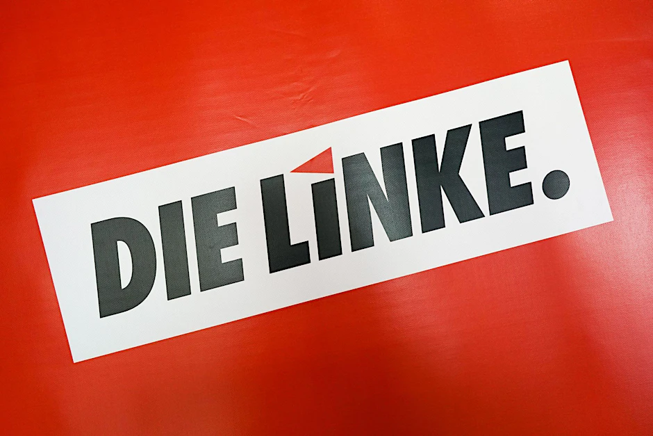 ARCHIV - Das Textlogo "Die Linke." steht auf rotem Grund während eines Landesparteitags. Am Samstag trifft sich Die Linke Hessen auf einem Landesparteitag in Dietzenbach.  