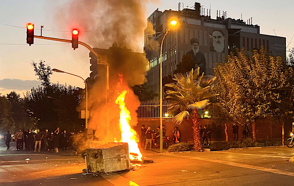 Ein Polizeimotorrad brennt während eines Protests gegen den Tod von Mahsa Amini in Teheran.  