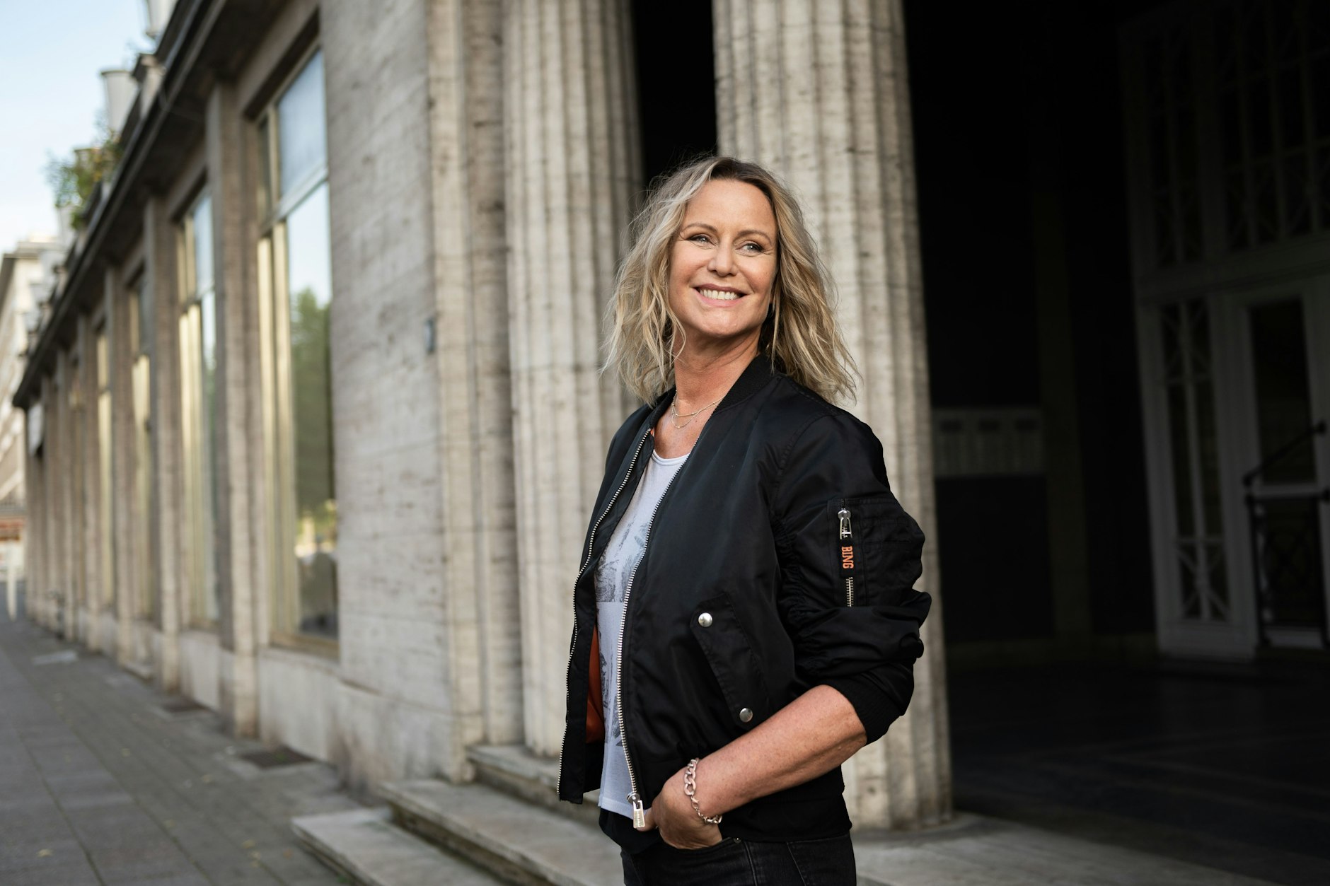 Die Regisseurin Aelrun Goette vor dem Café Sybille an der Karl-Marx-Allee in Berlin.