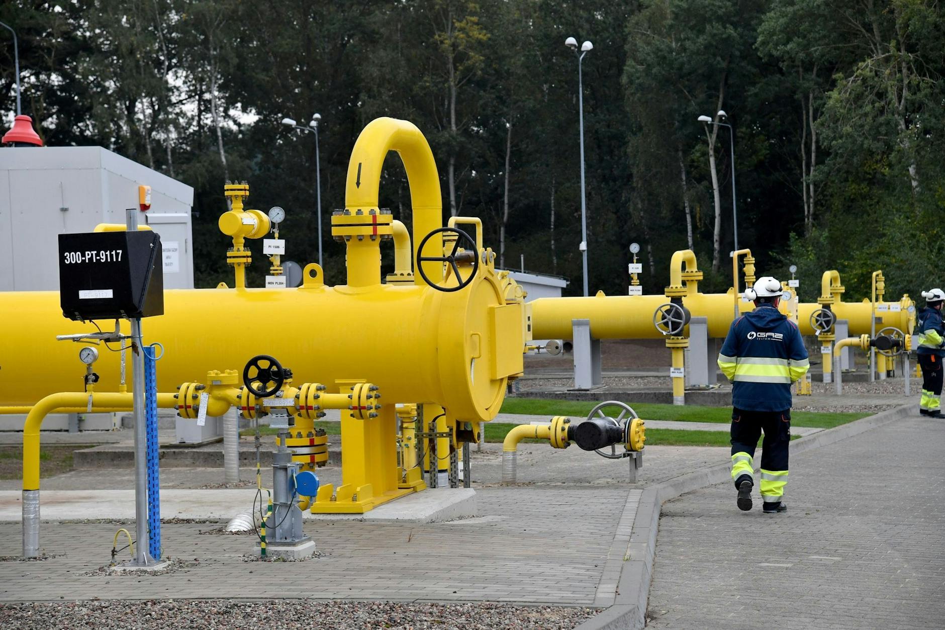 Arbeiter stehen vor der Gasverdichterstation «Goleniow» vor der feierlichen Eröffnung der Baltic-Pipe-Gasleitung bei Budno.