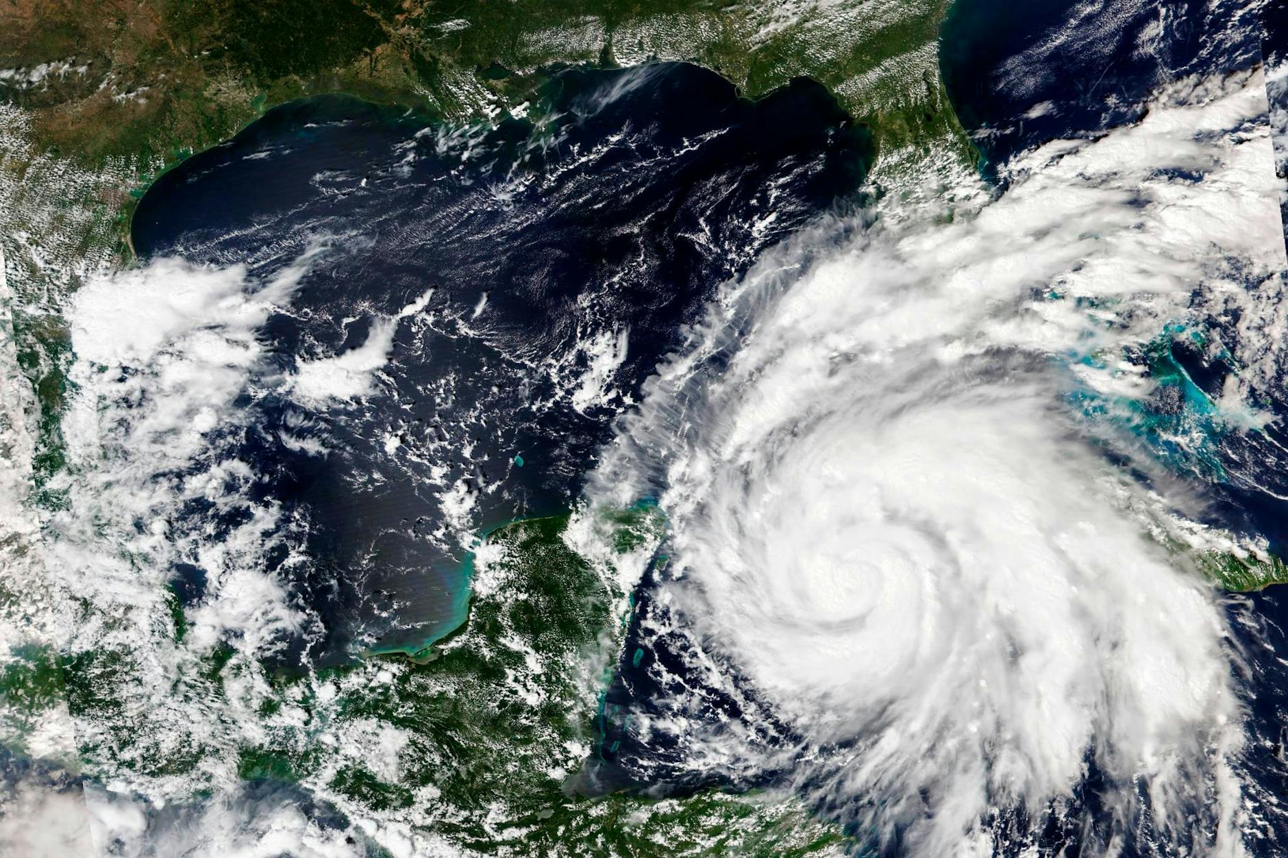 HANDOUT - Dieses Satellitenbild zeigt den Hurrikan Ian, der immer stärker wird, während er auf Kuba zusteuert.