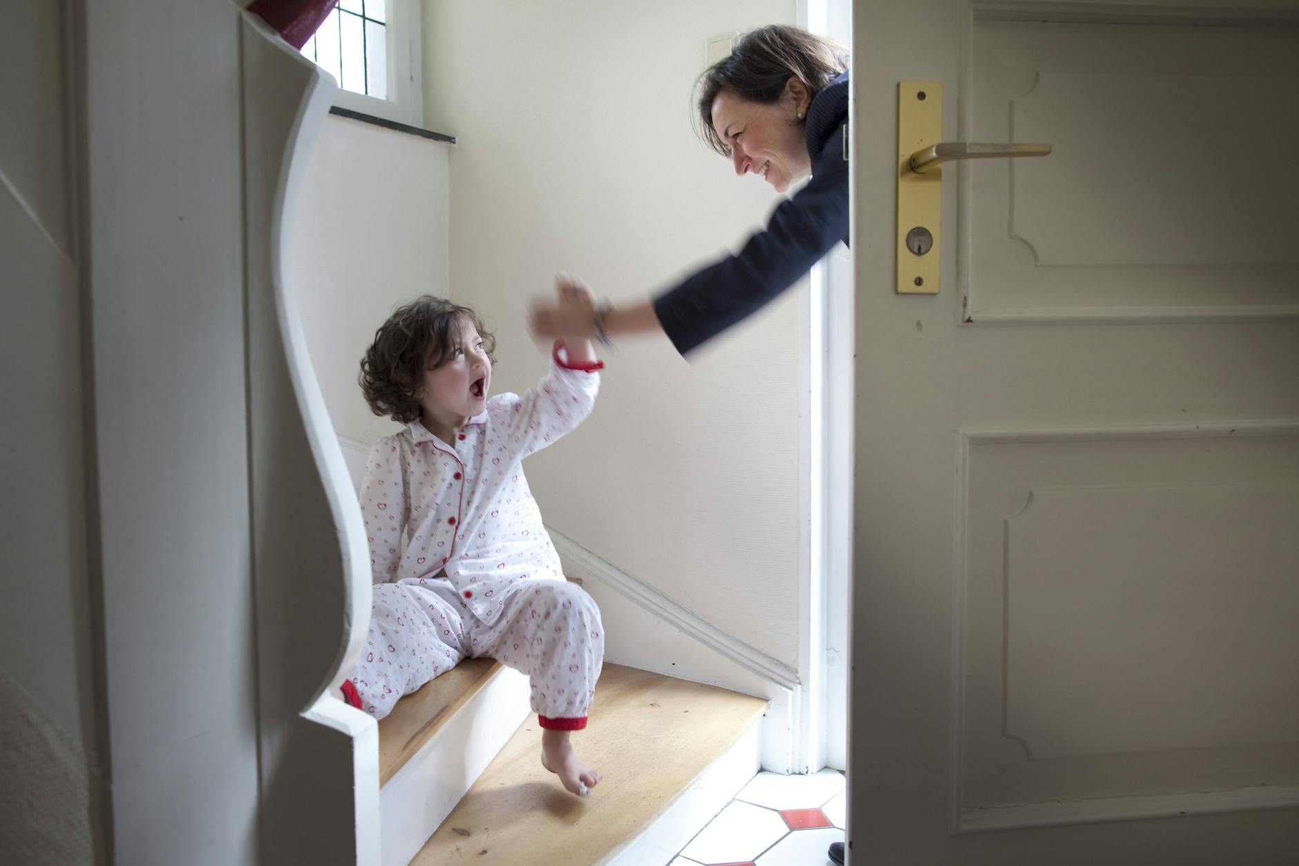 Mutter: „Tschüß, ich geh kurz einkaufen.“ Kind: „Okeee.“ So könnte sich der Dialog in dieser Szene anhören.