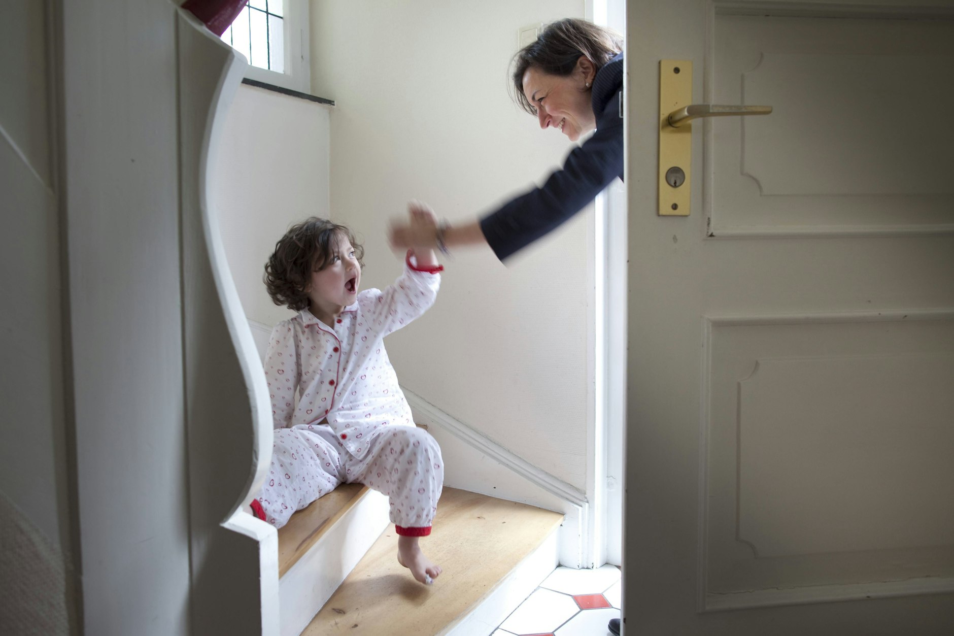 Mutter: „Tschüß, ich geh kurz einkaufen.“ Kind: „Okeee.“ So könnte sich der Dialog in dieser Szene anhören.