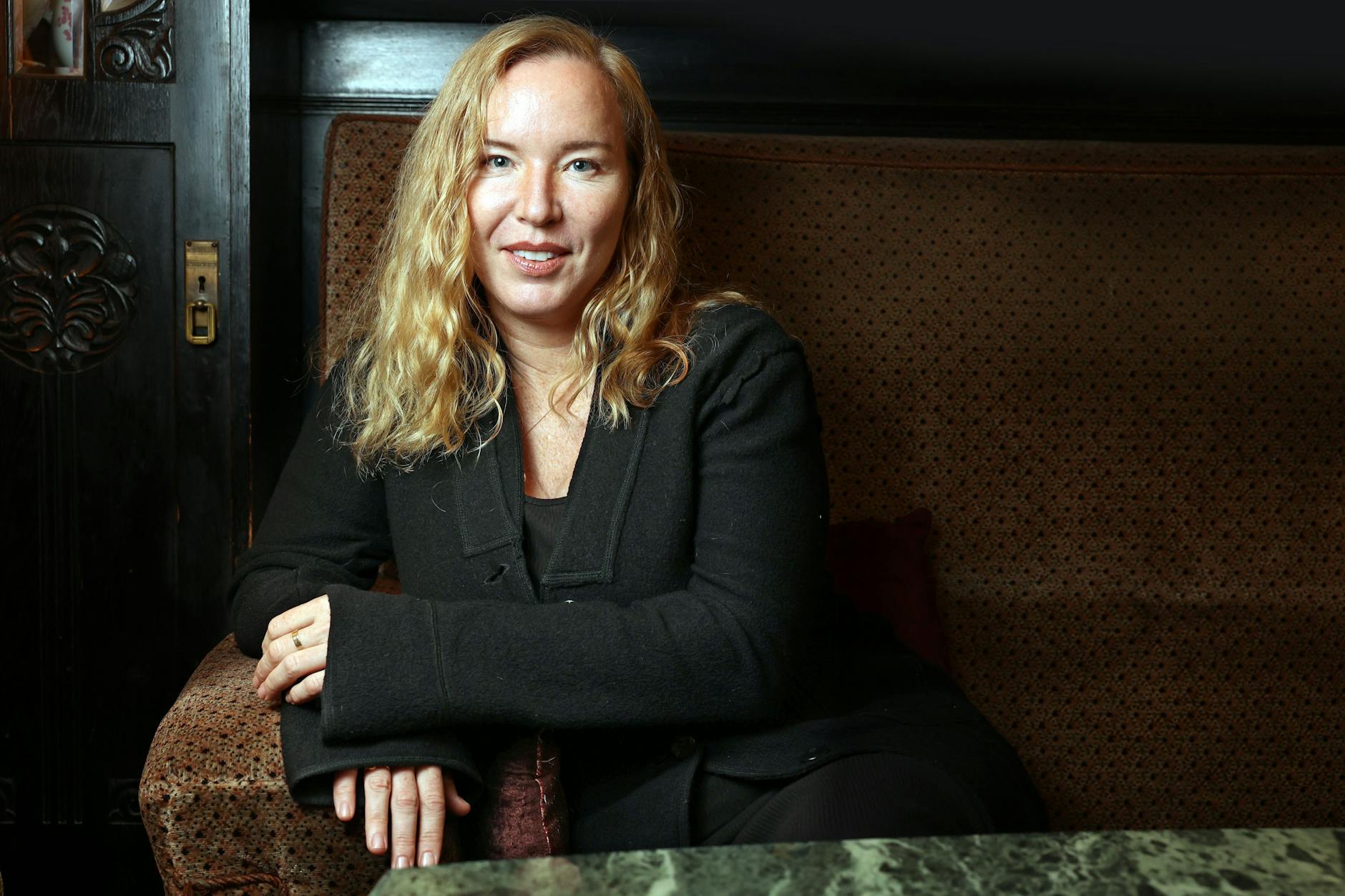 Die Autorin Rebecca Donner, fotografiert im Café Bilderbuch in Berlin-Schöneberg.