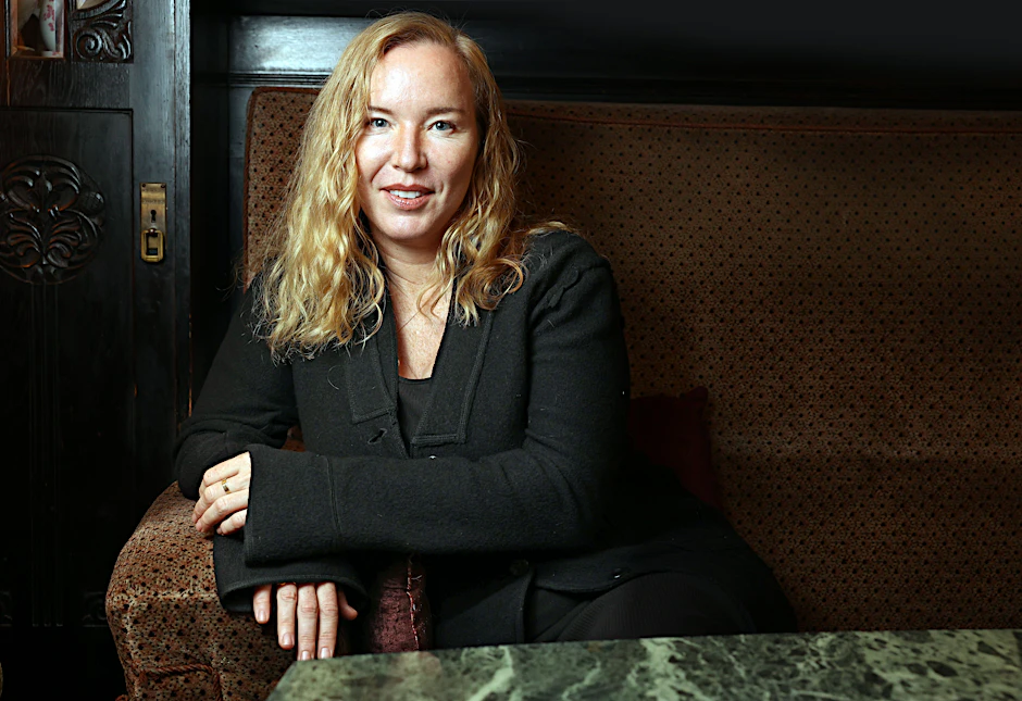 Die Autorin Rebecca Donner, fotografiert im Café Bilderbuch in Berlin-Schöneberg.