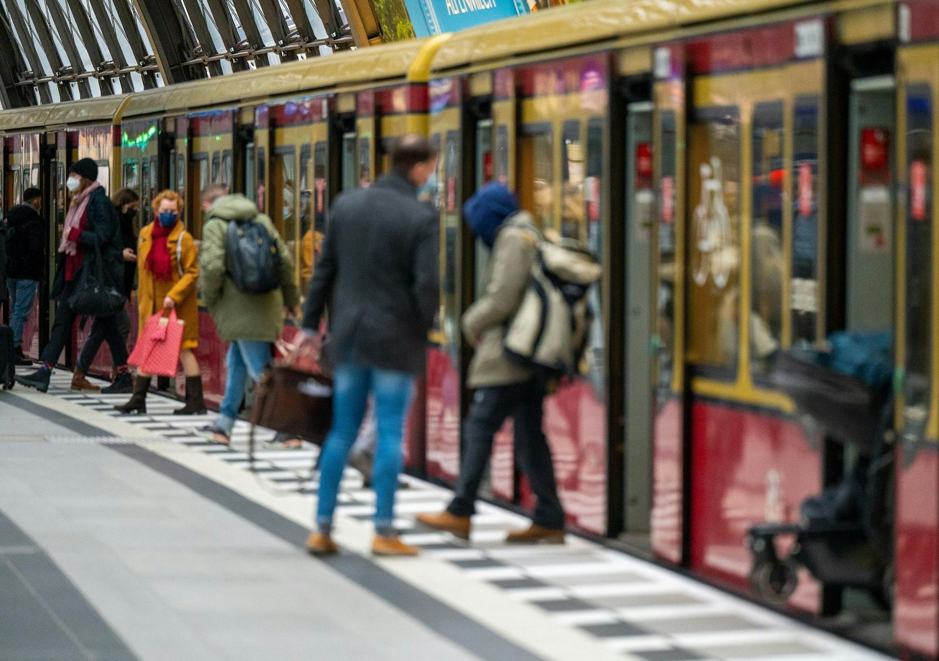 ARCHIV - Fahrgäste steigen in eine S-Bahn ein. ld/dpa/Symbolbild