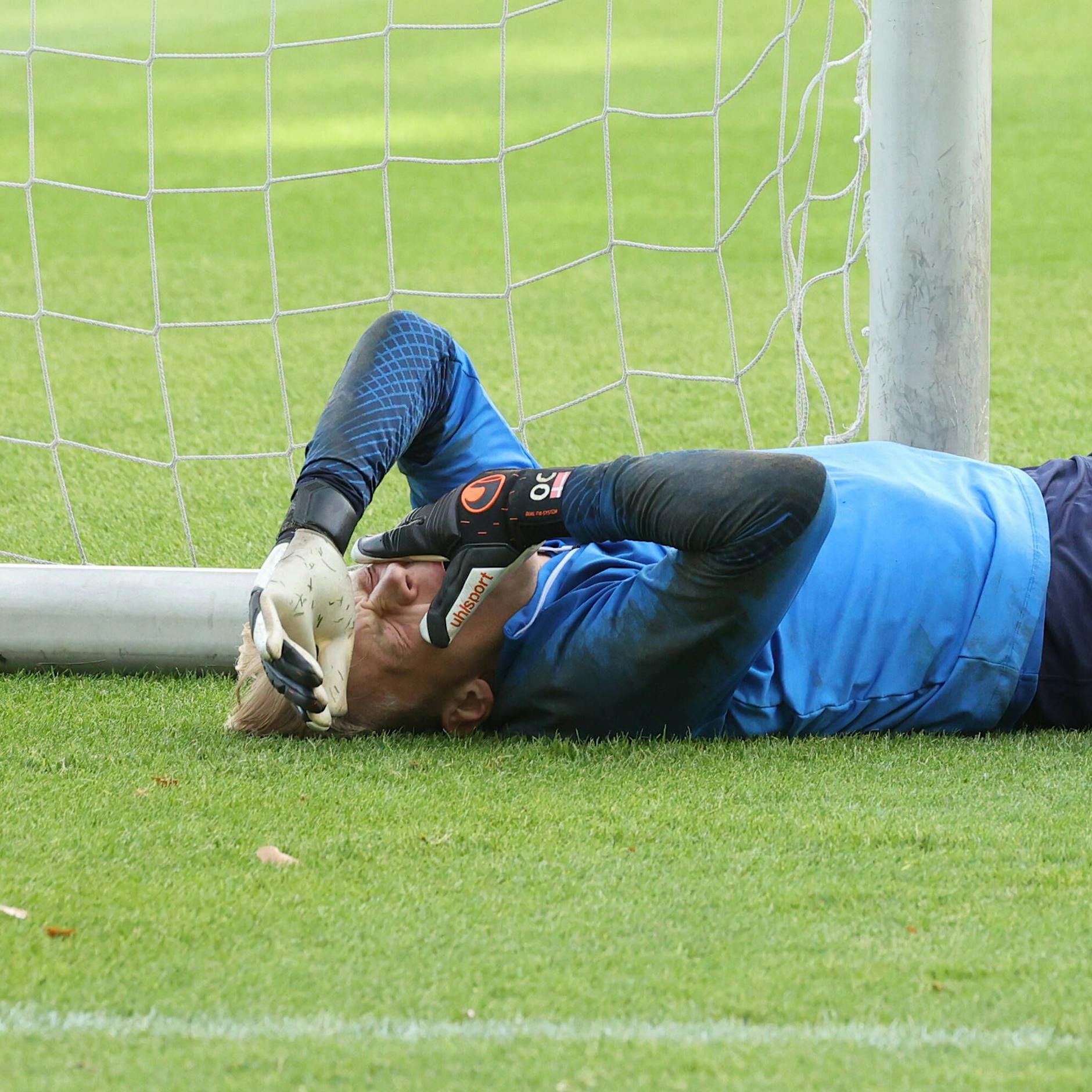 Schockmoment bei Hertha BSC! Torwart Oliver Christensen kracht mit dem Kopf gegen den Pfosten