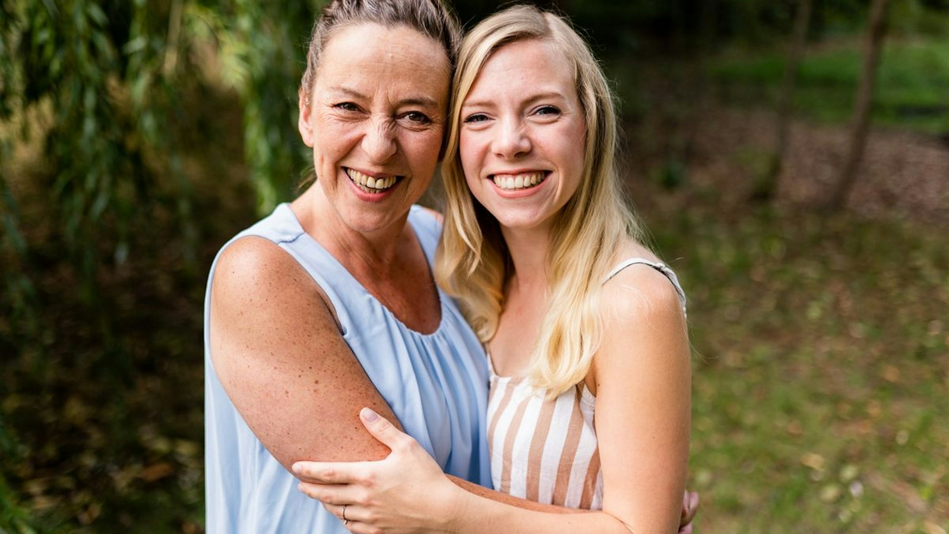 Mit diesem Foto wirbt Gina auf einem Flyer, sucht einen Stammzellenspender, der ihre Mutter Katrin retten kann.