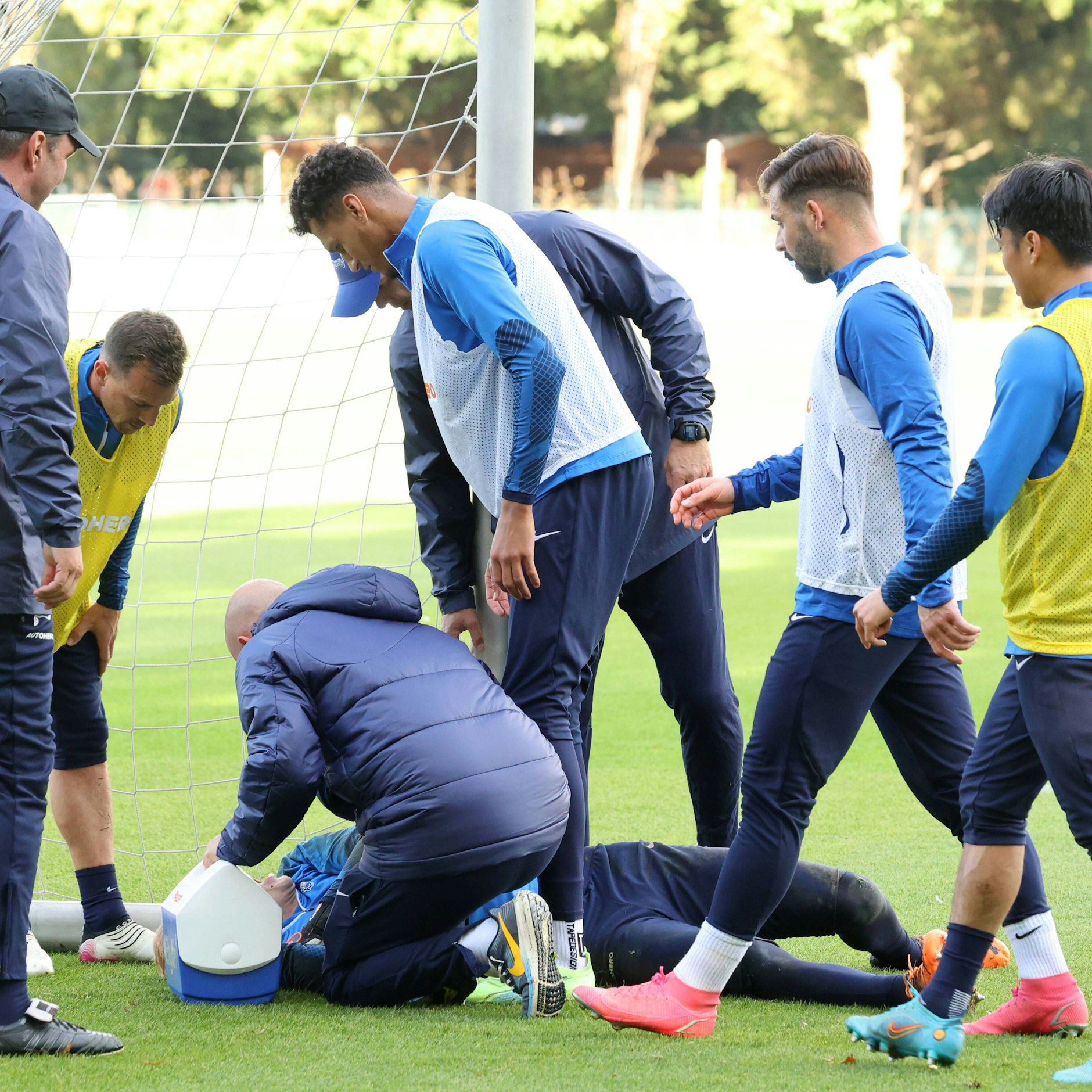 Als Torwart Christensen behandelt wurde, eilten seine Hertha-Mitspieler besorgt herbei.