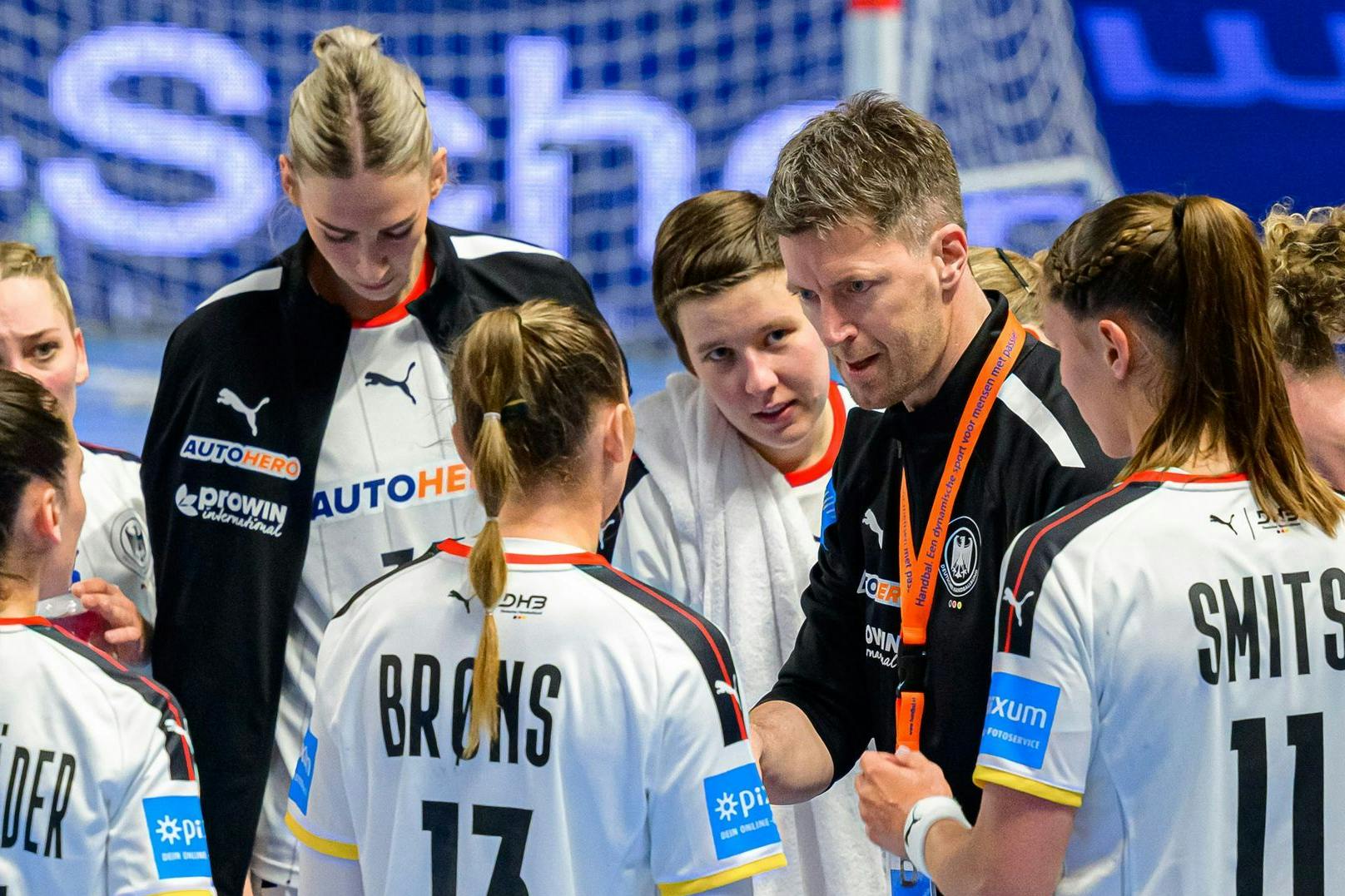 Handball-Bundestrainer Markus Gaugisch spricht zu seinem Team.
