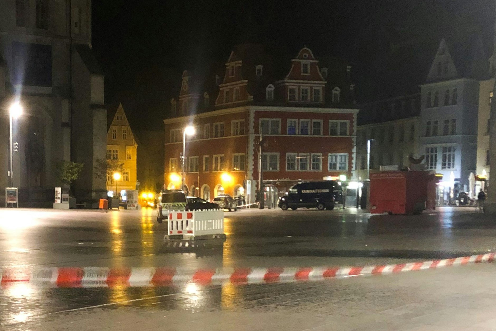 Polizeifahrzeuge stehen vor dem Marktschlösschen auf dem Marktplatz.