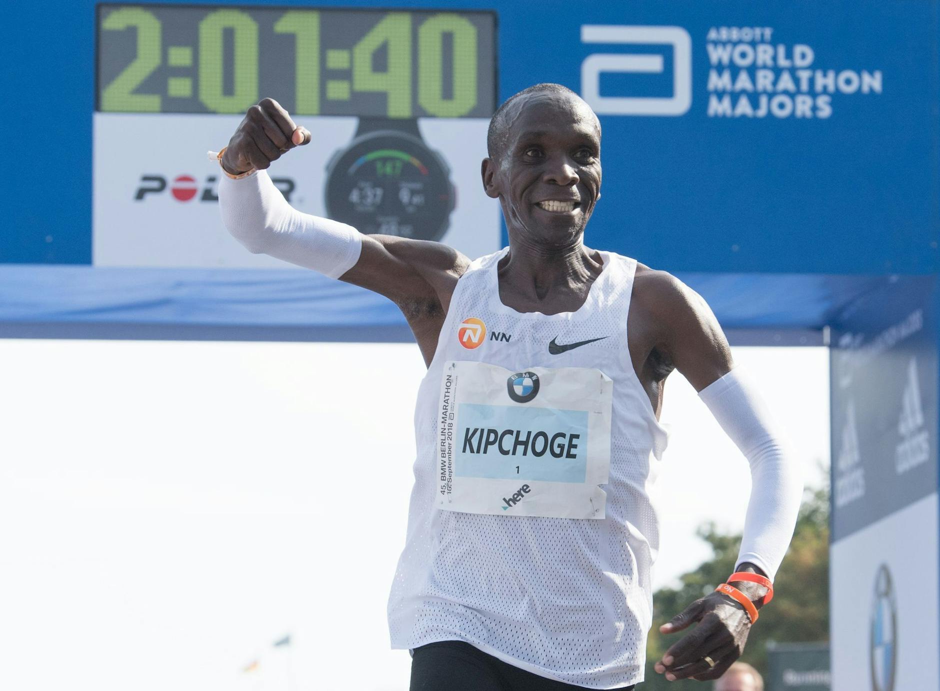 ARCHIV - Eliud Kipchoge läuft über die Ziellinie beim Berlin Marathon.
