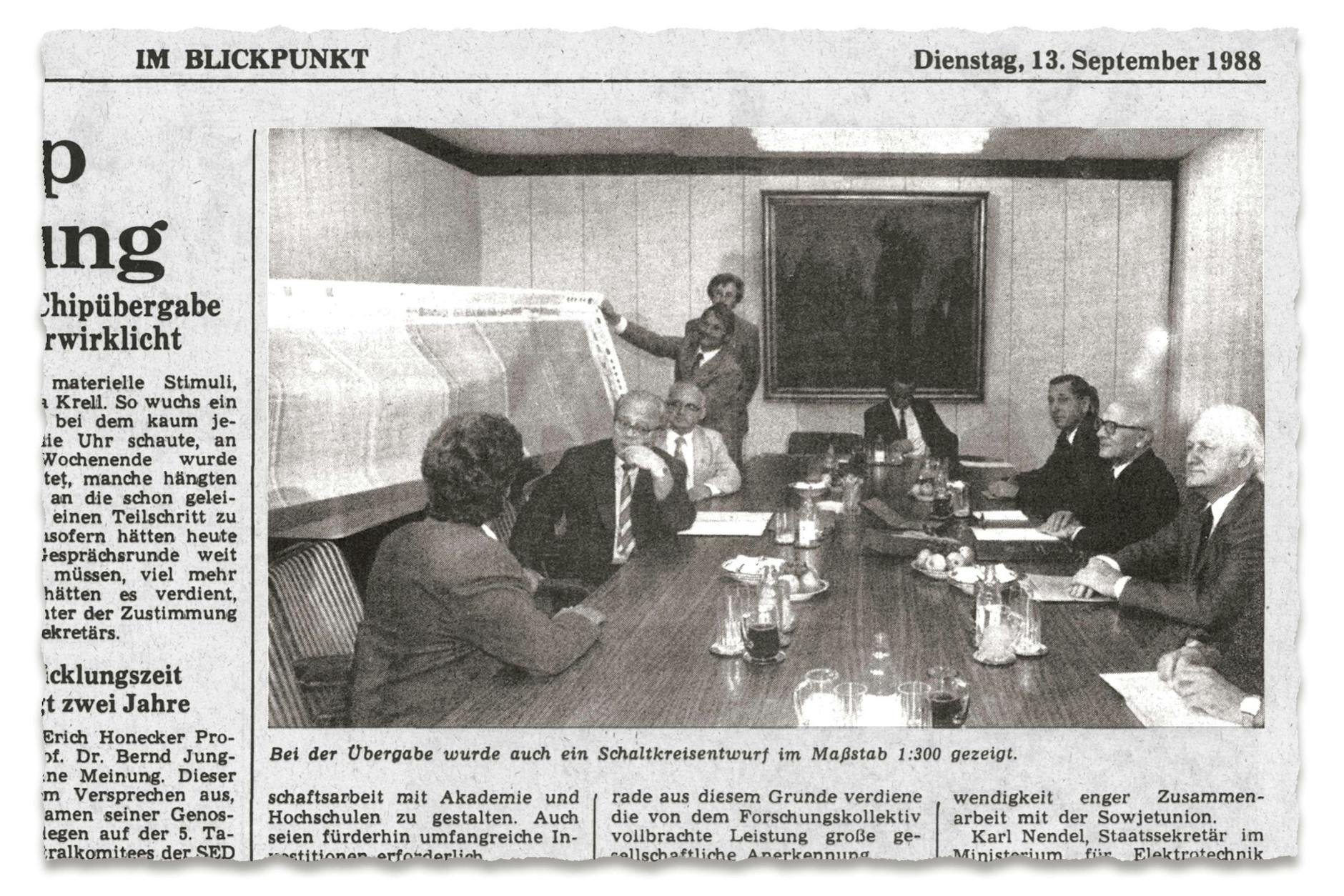Die Berliner Zeitung berichtete in epischer Länge, als der 1-Megabit-Chip der Staats- und Parteiführung präsentiert wurde. Jens Knobloch, stehend, das Papier mit dem Schaltkreisentwurf haltend, vor ihm sitzend Bernd Junghans, waren dabei. Rechts: Erich Honecker und Günter Mittag.