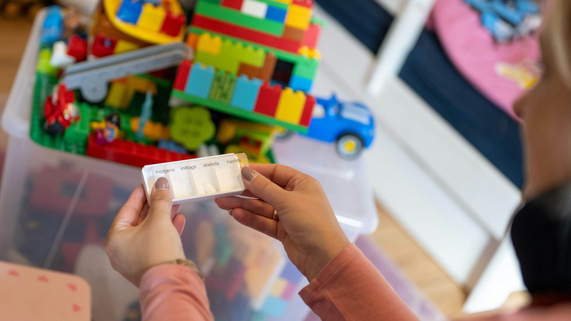 Im Kinderzimmer zeigt Jule Reuter die Tabletten, die sie wegen ihrer Epilepsie nehmen muss.