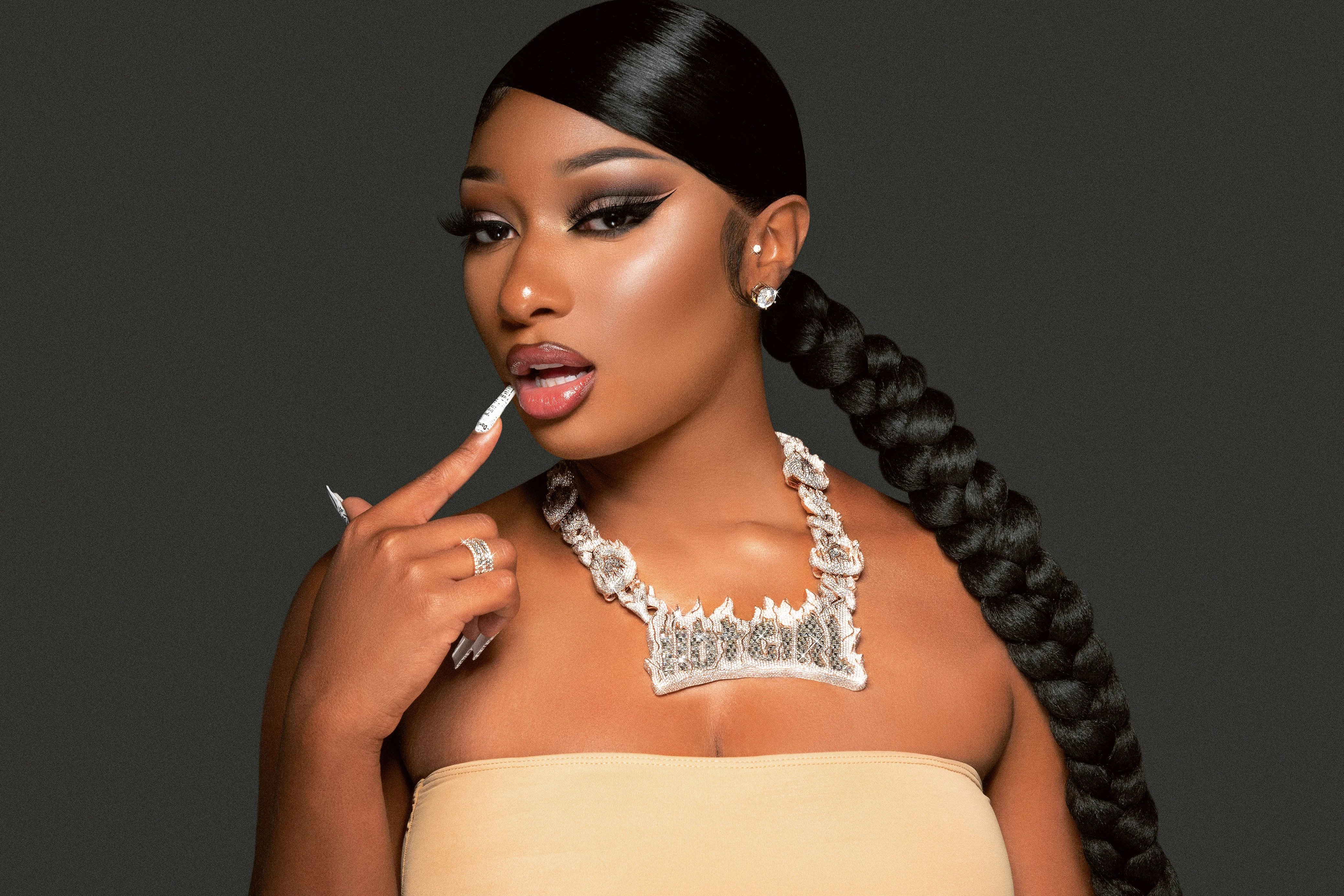 Hauptsache heiß: Megan Thee Stallion trägt eine „Hot Girl“-Kette, mit Diamanten verschiedenen Schliffs besetzt.