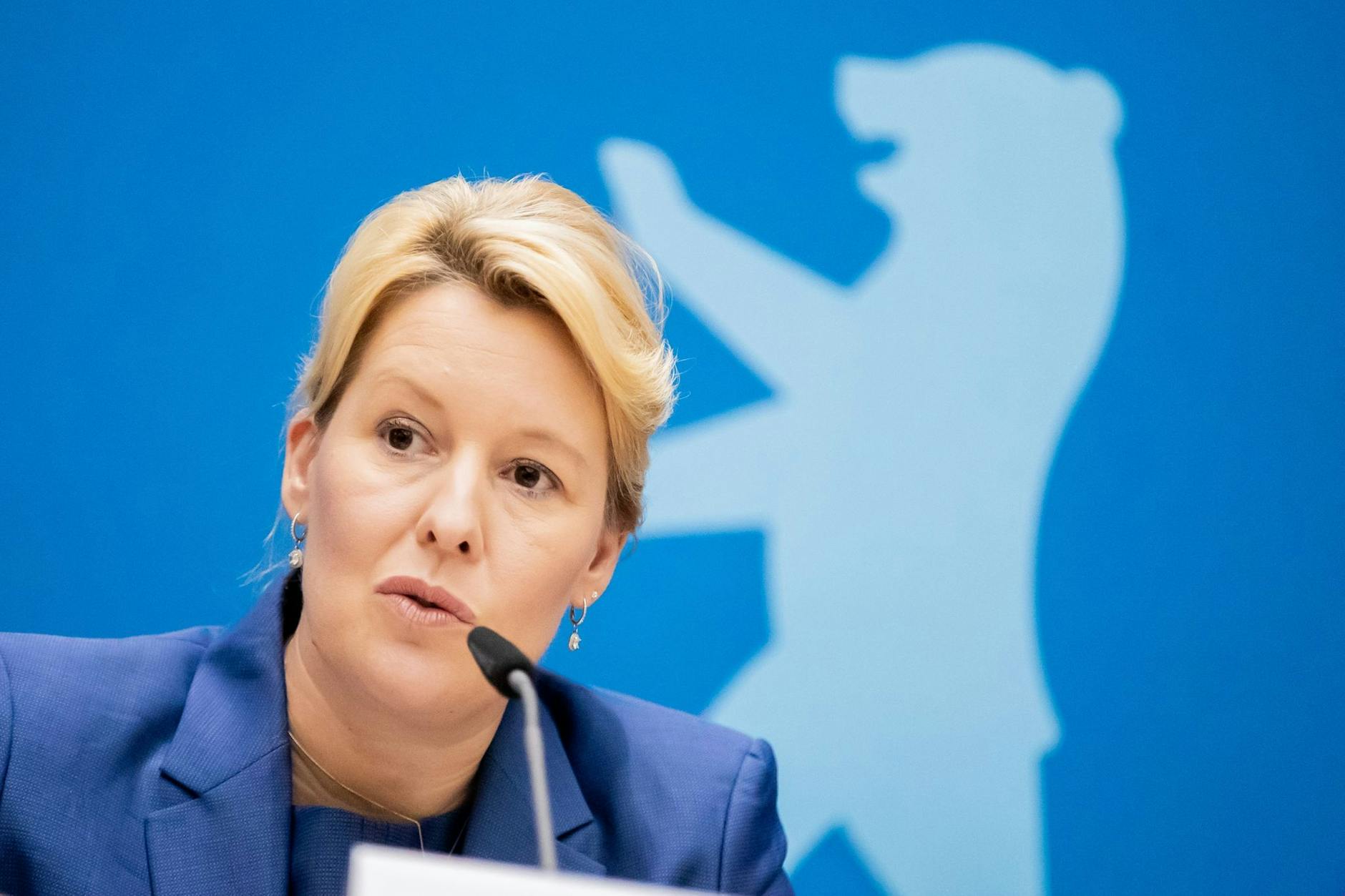ARCHIV - Franziska Giffey (SPD), Regierende Bürgermeisterin von Berlin, spricht während einer Pressekonferenz.