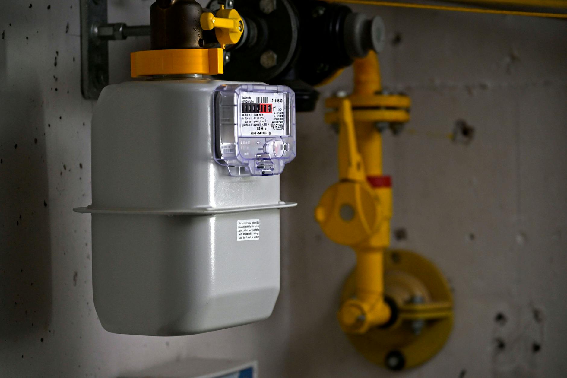 Um nicht zu viel an Abschlägen zu bezahlen, sollten Strom- und Gaskunden jetzt die Zählerstände ablesen.