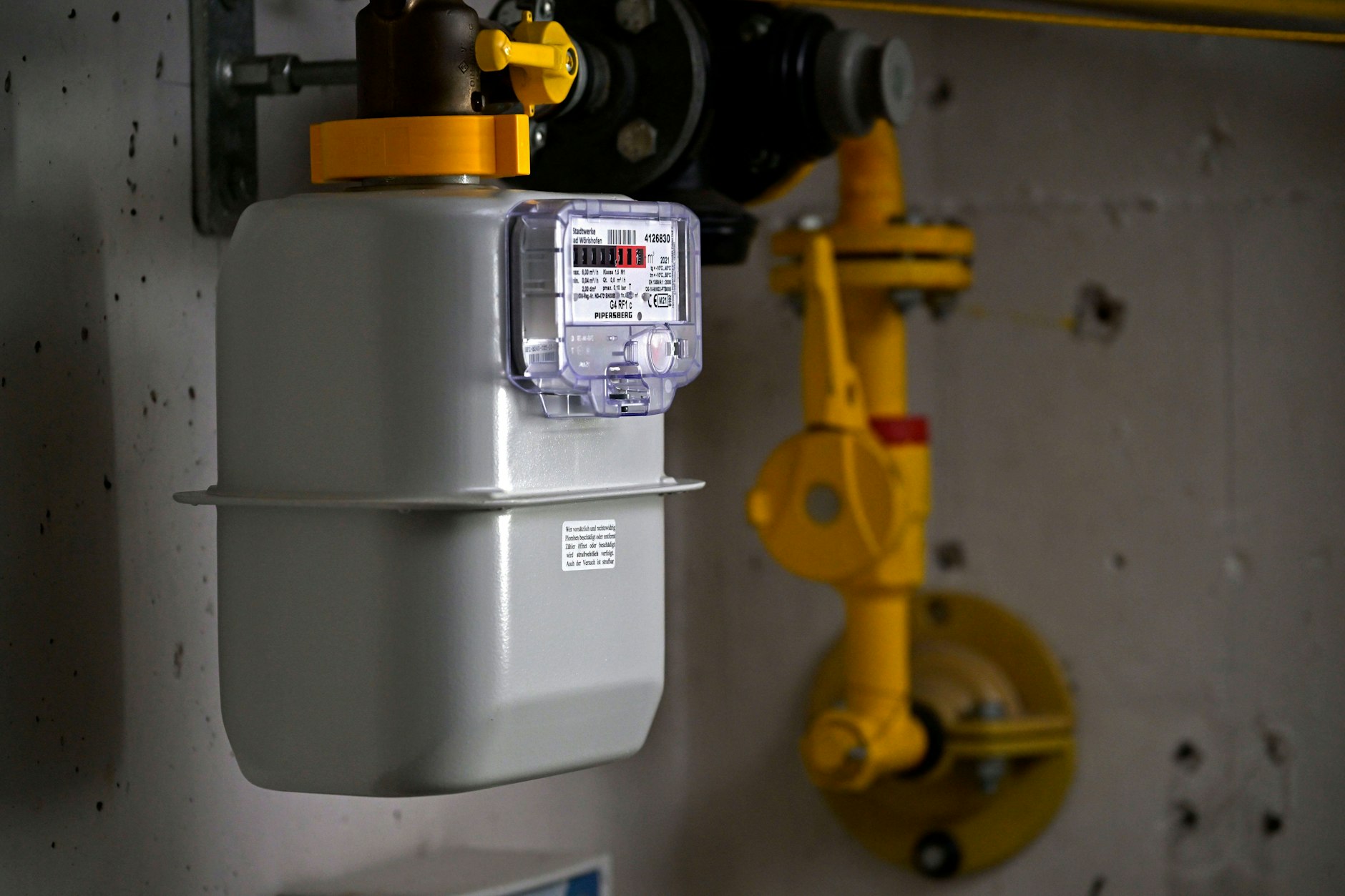 Um nicht zu viel an Abschlägen zu bezahlen, sollten Strom- und Gaskunden jetzt die Zählerstände ablesen.