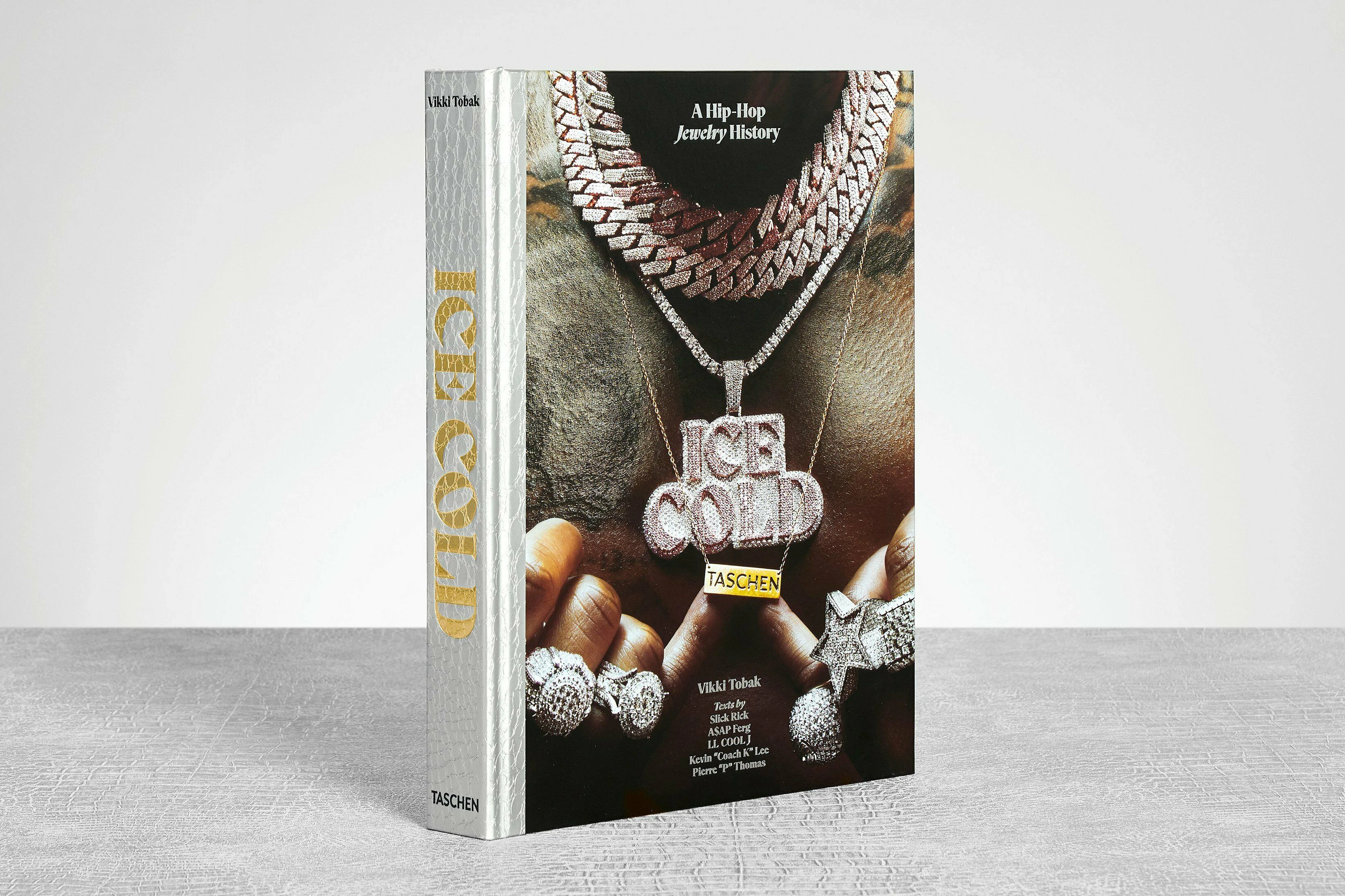 Auch das Buch ein Schmuckstück: „Ice Cold. A Hip-Hop Jewelry“, Taschen, Köln 2022, 389 Seiten, 80 Euro.