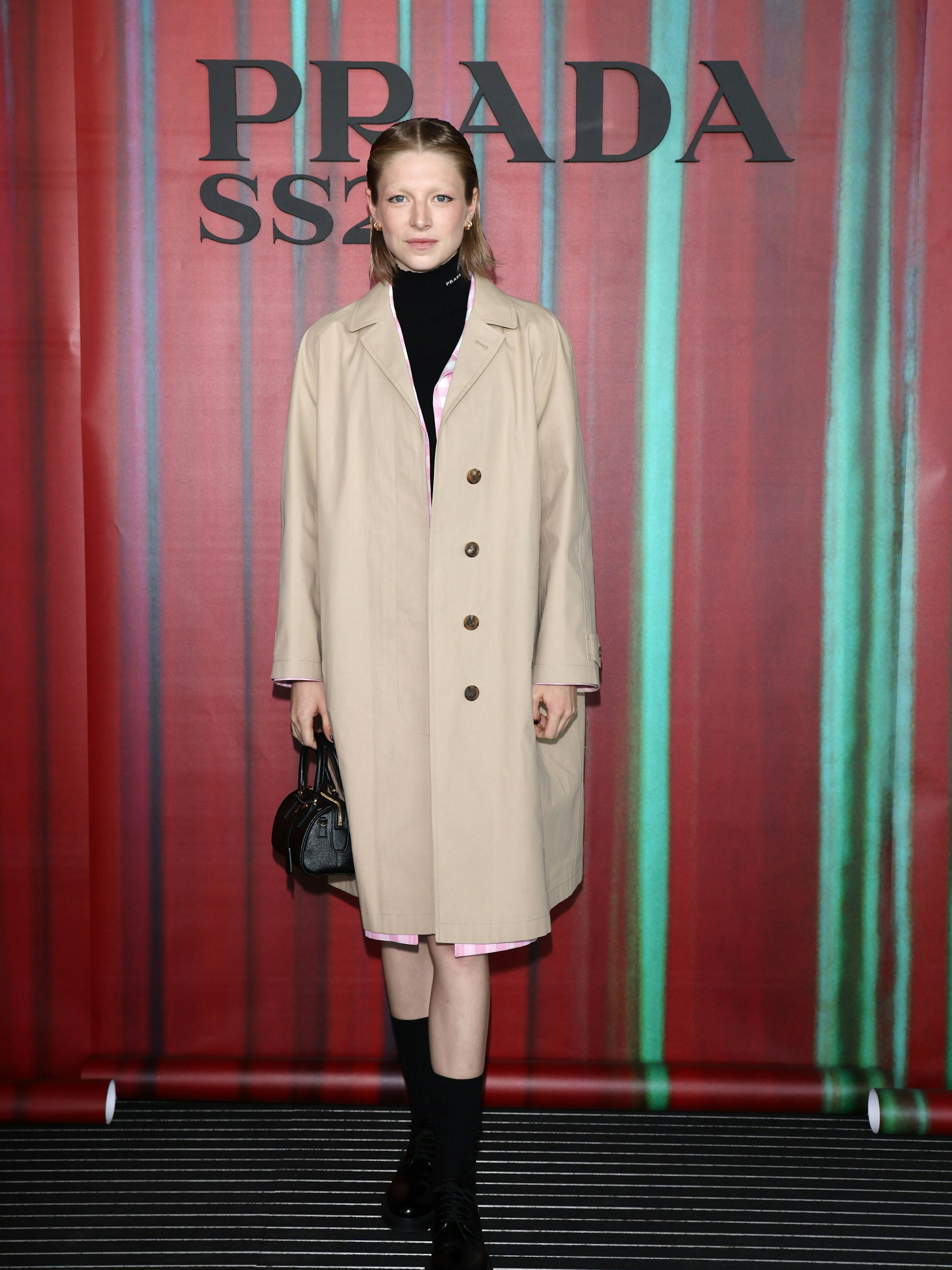 Hunter Schafer, Model und Schauspielerin, vor der Fotowand in der Fondazione Prada.