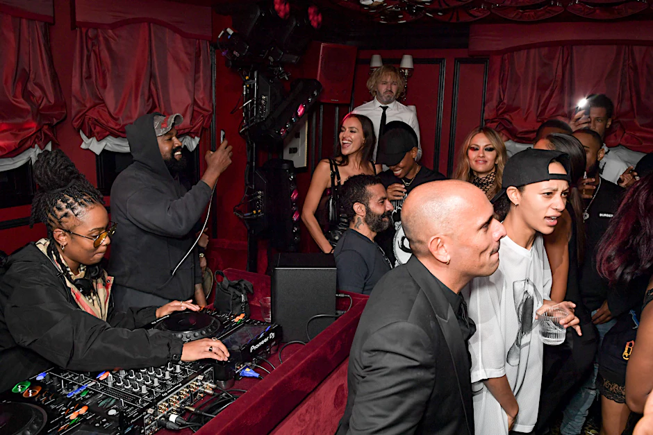 Kanye West sendet gerne, hier bei der After-Show-Party von Burberry neben DJ Jordss. Burberry holte diese Woche seine Show in London nach, die aufgrund der britischen Staatstrauer verschoben wurde.