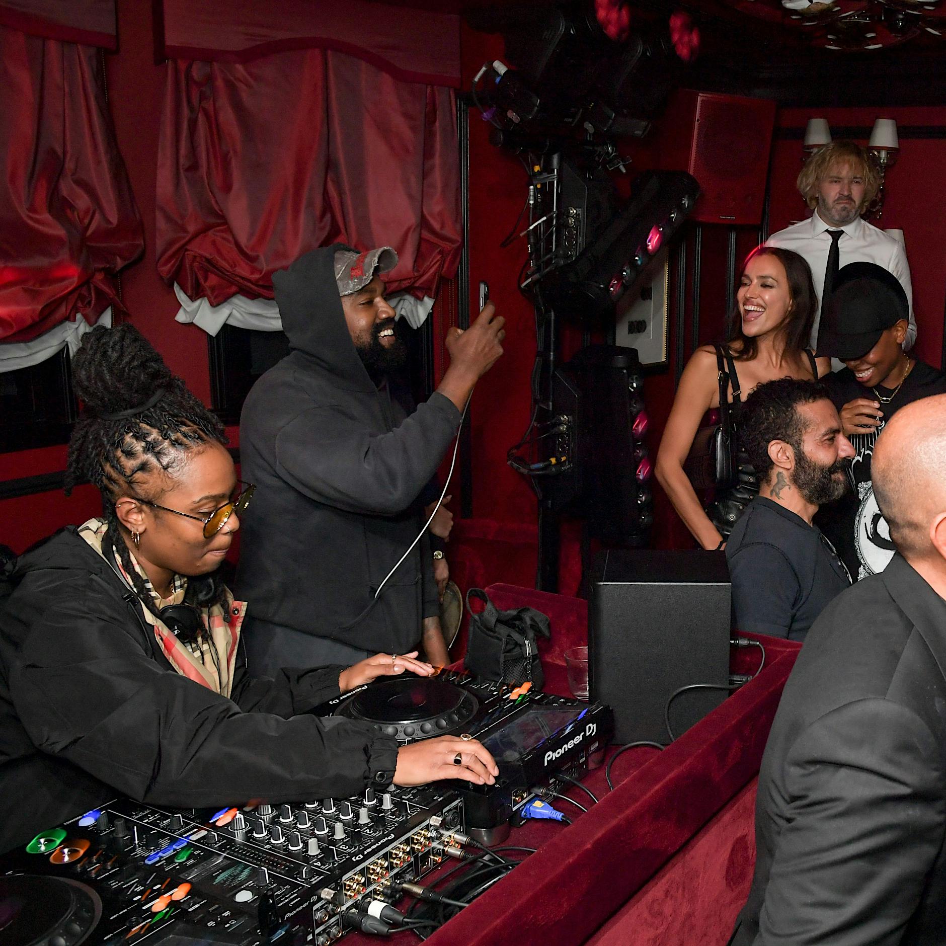 Keine Rihanna, dafür Kanye West: Welche Stars sind auf den Modenschauen?