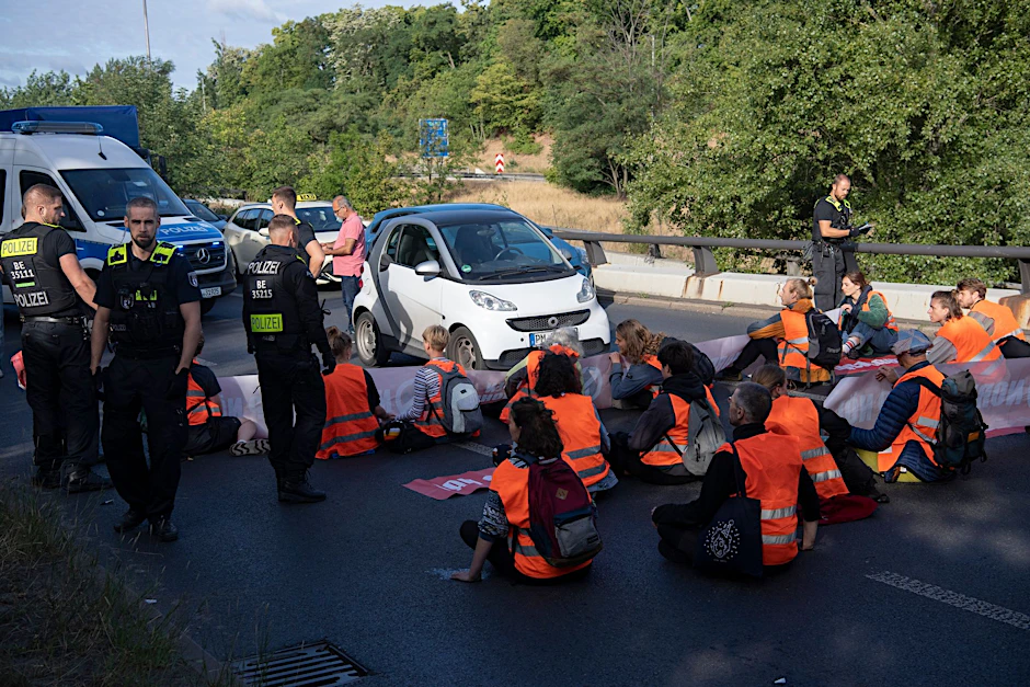 Demonstranten der Gruppe Letzte Generation haben eine Ausfahrt der Stadtautobahn blockiert.