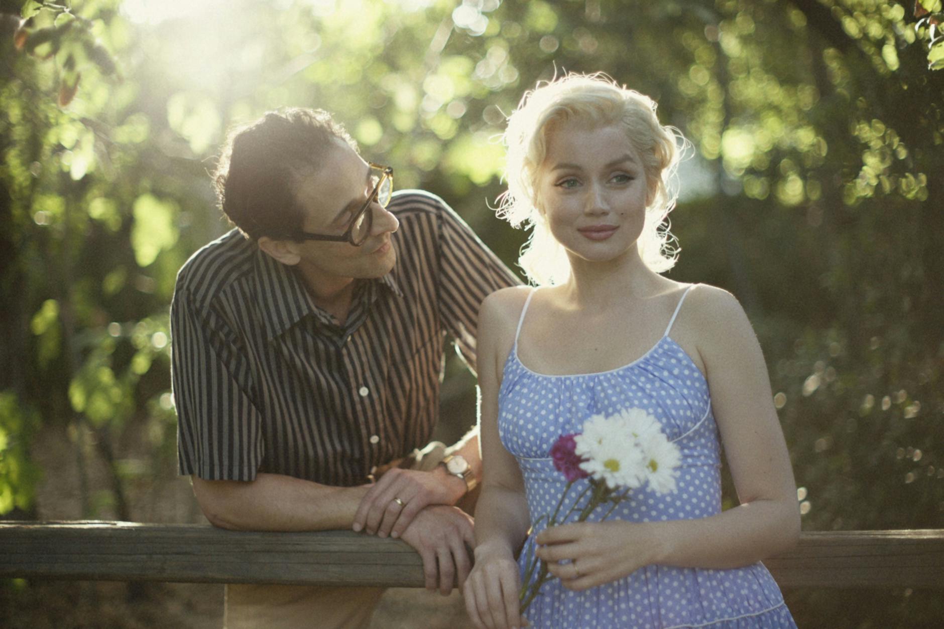 Ein kurzes Glück findet Marilyn Monroe (Ana de Armas) in der Ehe mit Arthur Miller (Adrian Brody). 