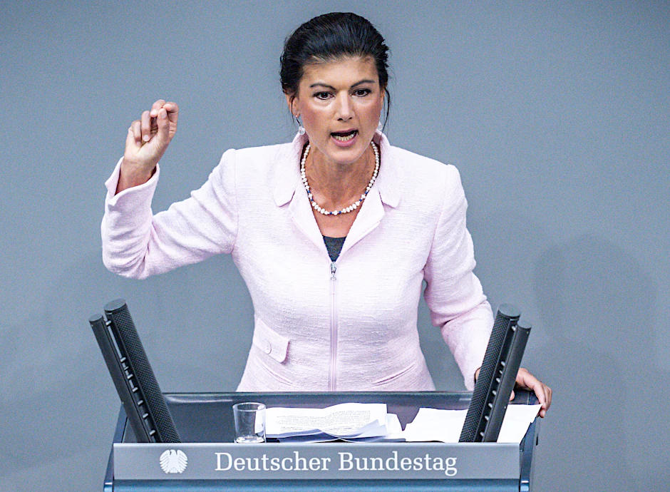 Sahra Wagenknecht (Die Linke), spricht in der Debatte zum Etat Wirtschaft und Klimaschutz im Deutschen Bundestag am 8. September 2022. In ihrer Rede warf sie der Bundesregierung „<a href="https://www.berliner-zeitung.de/politik-gesellschaft/sahra-wagenknecht-wir-muessen-begreifen-dass-die-sanktionen-unsinn-sind-li.270150">einen beispiellosen Wirtschaftskrieg gegen Russland</a>“ vor und forderte das Ende der Sanktionen und die Inbetriebnahme der Erdgaspipeline Nord Stream 2.