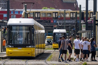 Ab 2023: Bus und Bahn sollen teurer werden! IRRE Idee: Senat will, dass nur die Brandenburger mehr bezahlen