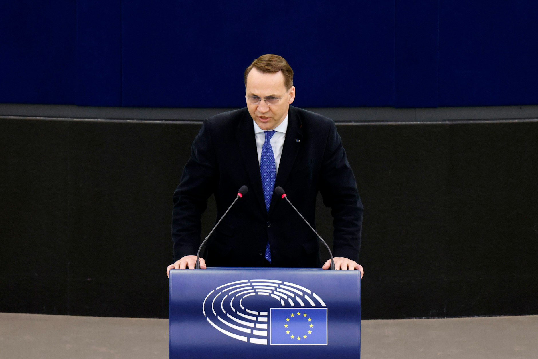 Radoslaw Sikorski im Plenarsaal des Europäischen Parlaments. 