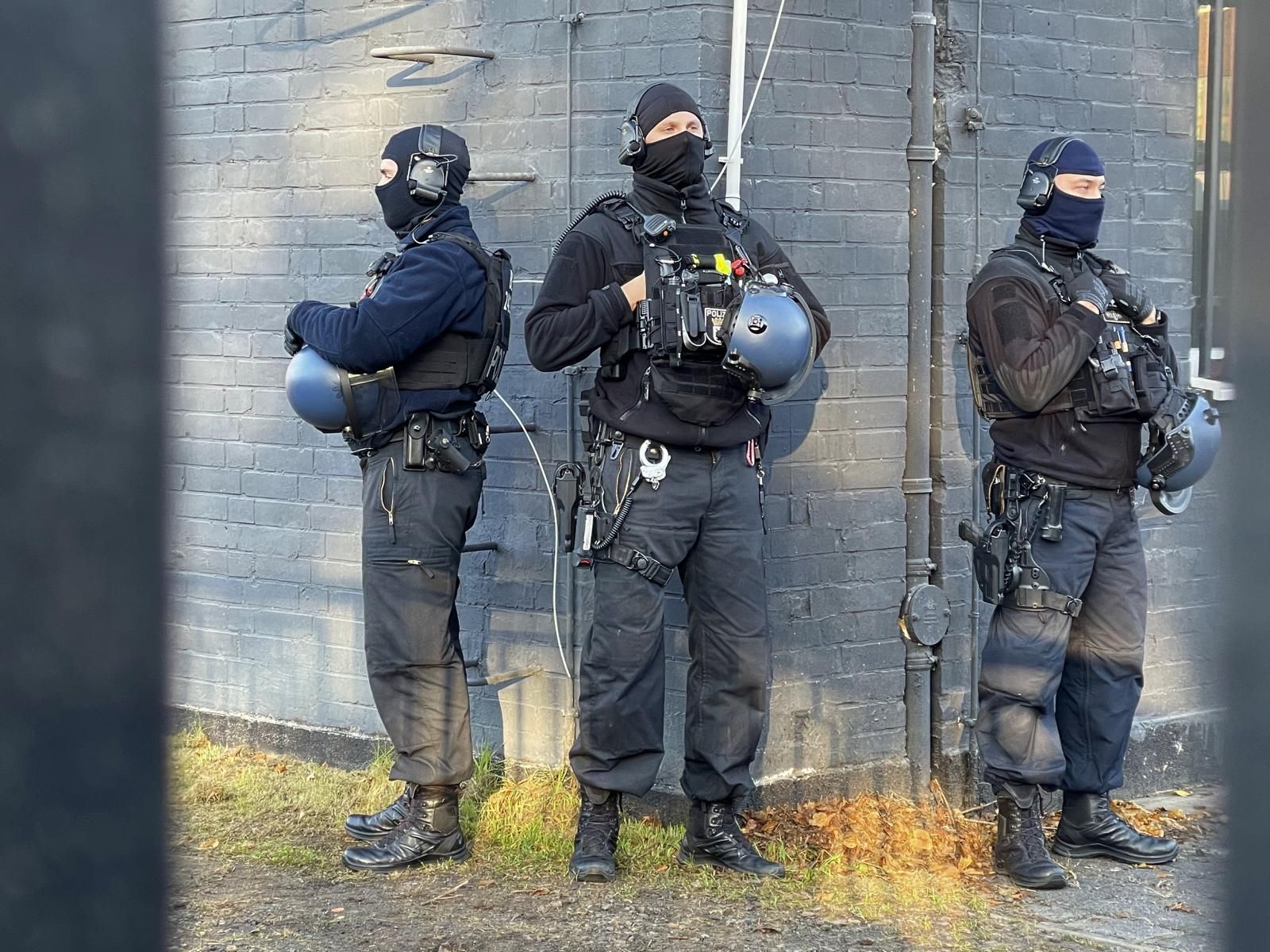 Image - Hells-Angels-Gruppe „Berlin Central“ verboten +++ Razzia in 45 Wohnungen +++ Vereinsvermögen beschlagnahmt