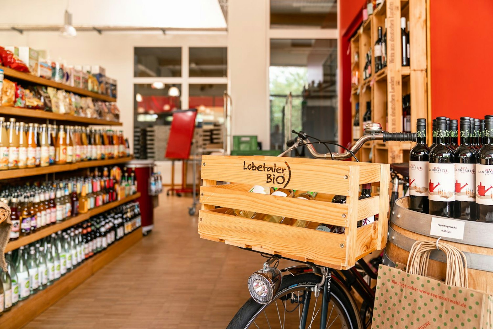 Säfte, Wein und vor allem Milch: Blick in den Hofladen in Biesenthal.