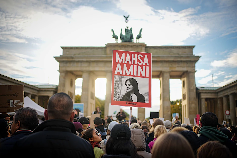 Um sich für Demokratie und Freiheit im Iran einzusetzen, finden in Berlin Demonstrationen statt, oft mit dem Bild der getöteten Mahsa Amini. Auch für das Wochenende sind Proteste angekündigt.&nbsp;