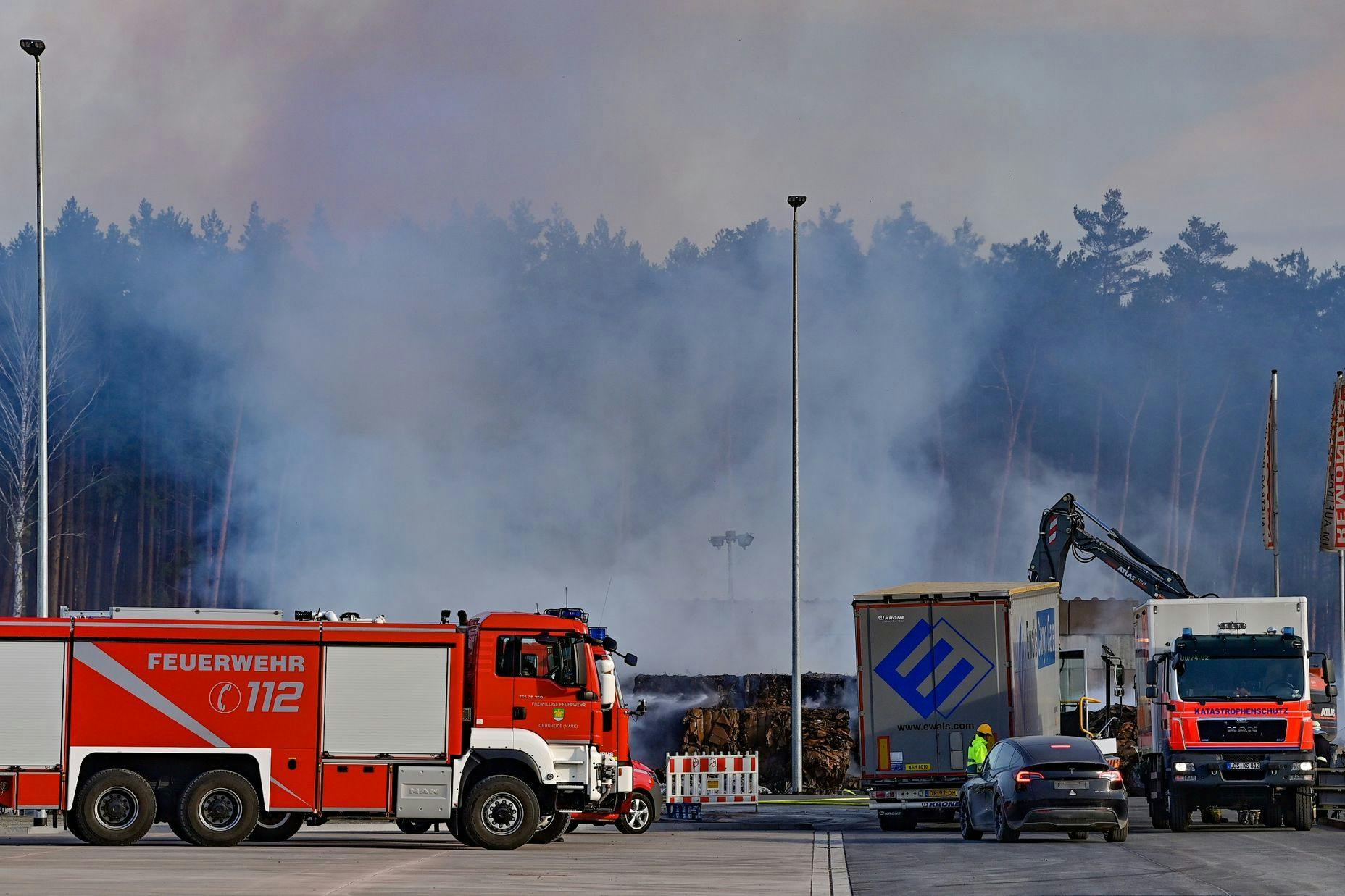 Rauchwolken steigen am 28. September bei einem Brand auf dem Gelände der Gigafactory von Tesla in den Himmel. Jetzt ist der Brandschutz offenbar ähnlich lückenhaft wie an der BER-Baustelle. 
