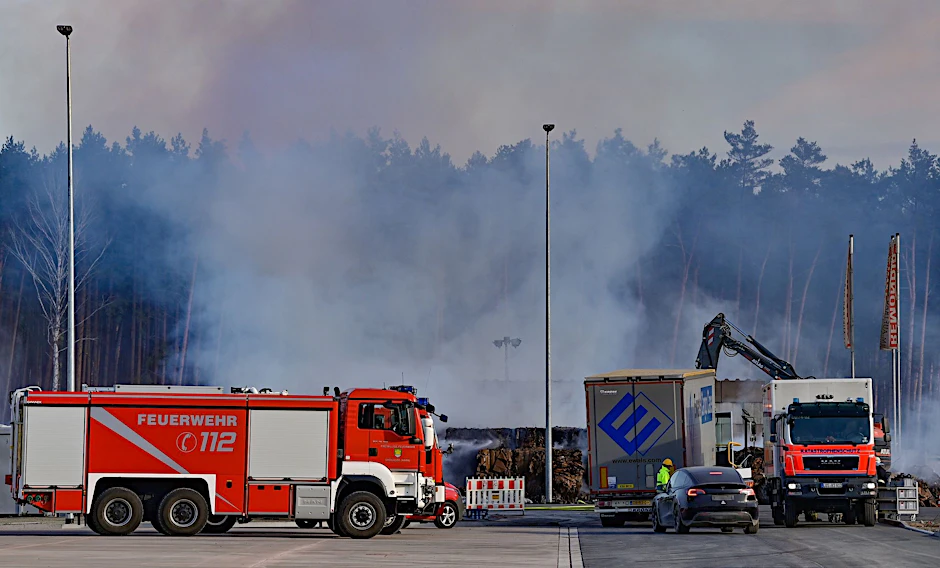 Rauchwolken steigen am 28. September bei einem Brand auf dem Gelände der Gigafactory von Tesla in den Himmel. Jetzt ist der Brandschutz offenbar ähnlich lückenhaft wie an der BER-Baustelle.&nbsp;