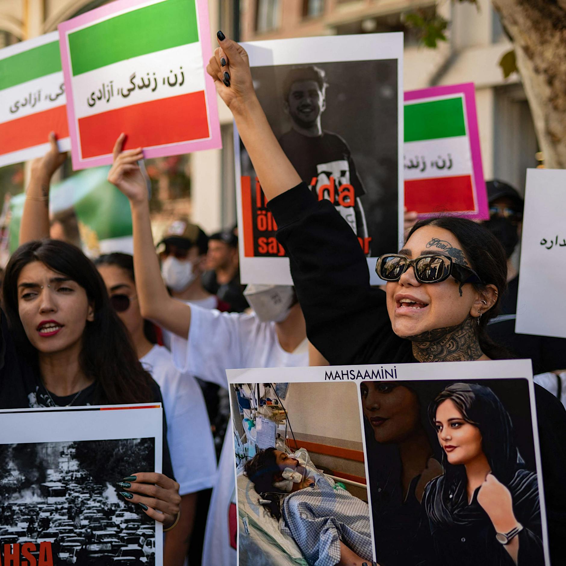 زن ایرانی اهل برلین: خامنه ای، زنان ایران دیگر به حرف شما گوش نمی دهند!