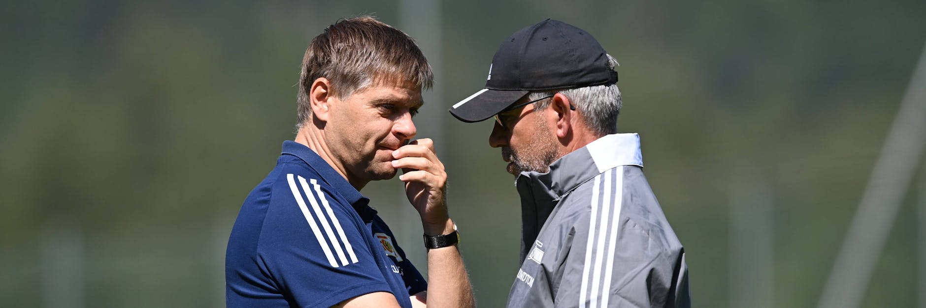 Oliver Ruhnert im Gespräch mit Urs Fischer, dem Cheftrainer des 1. FC Union.