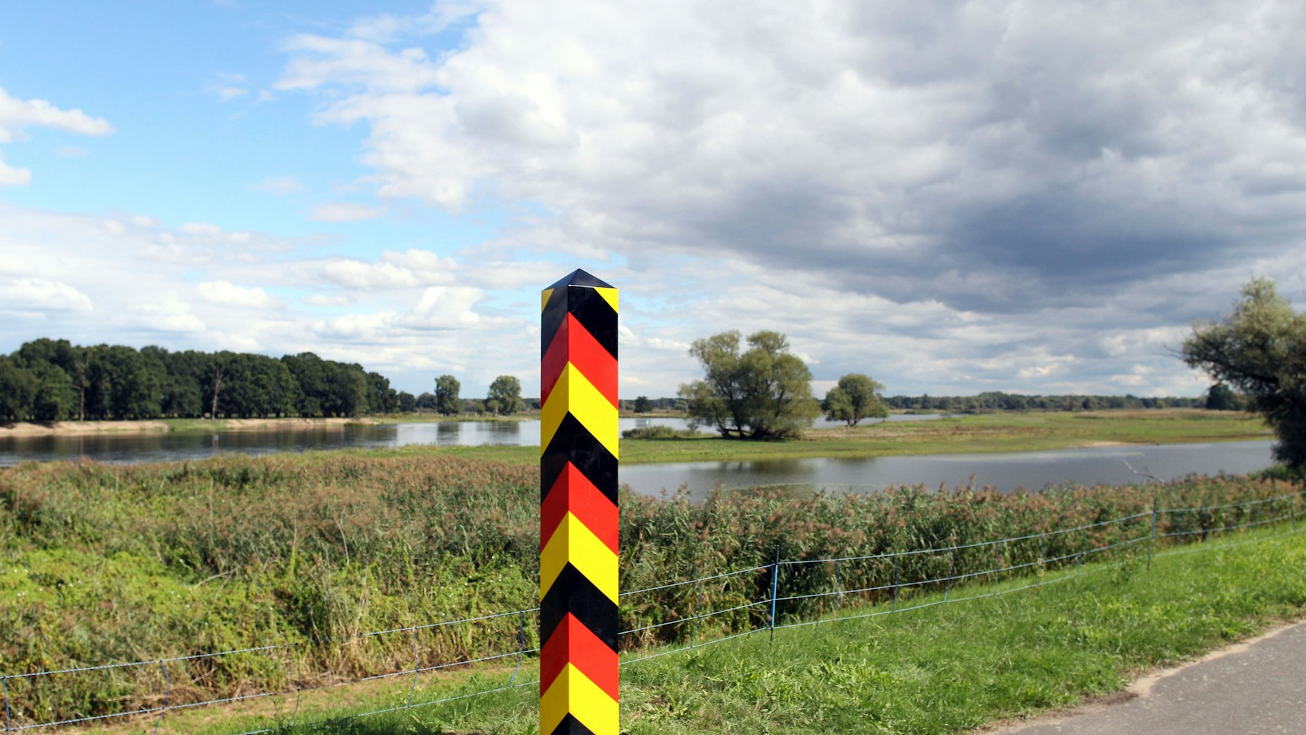 Kienitz an der Oder: die Schweinepest, Corona, Fischsterben und Inflation. Ladenbesitzer, Hoteliers und die gesamte Tourismusbranche an der Oder haben schwer zu kämpfen. Leere herrscht auf dem Oder-Neiße-Radweg bei Kienitz. 