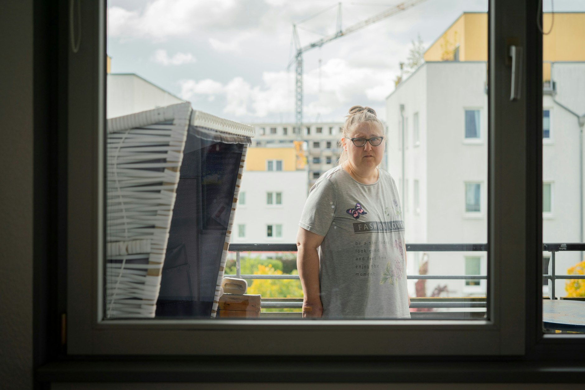 Gabriele Werner auf dem Balkon ihrer WG in Pankow.