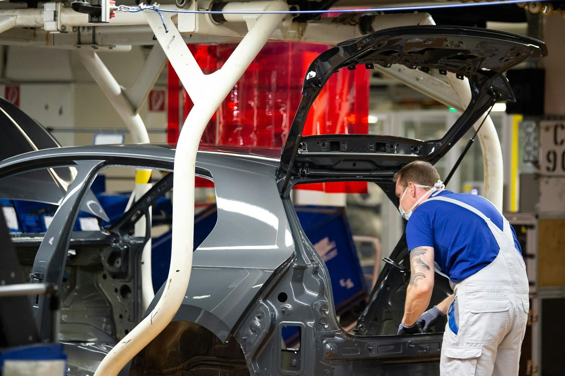 ARCHIV - Der VW-Haustarif wird für die Stammbelegschaft der sechs westdeutschen VW-Standorte in Braunschweig, Emden, Hannover, Kassel, Salzgitter und Wolfsburg sowie einigen Töchtern verhandelt.