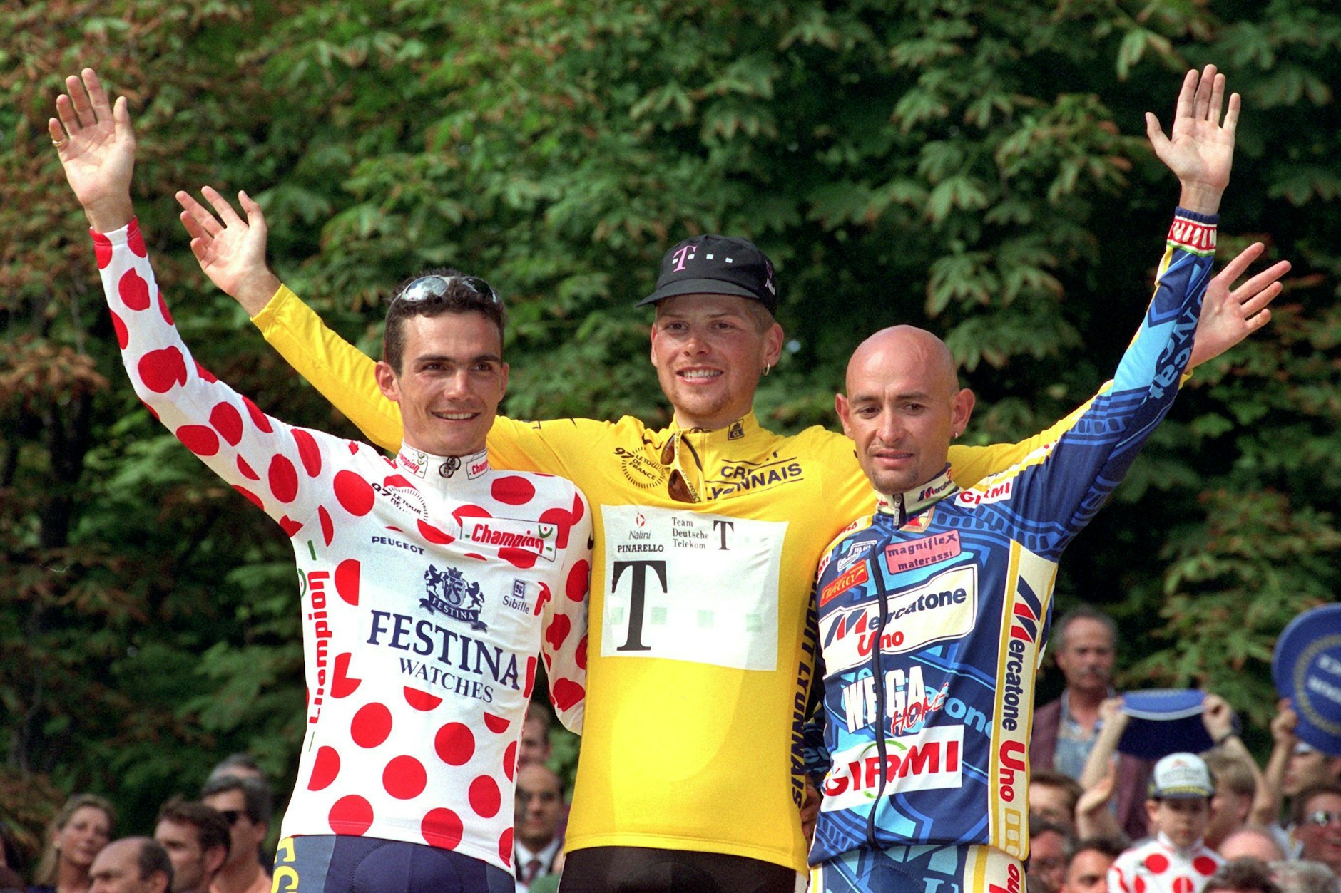 Das Siegerpodest der Tour de France 1997: Der Zweite, Richard Virenque (l., Frankreich), und der Italiener Marco Pantani nehmen Jan Ullrich in die Mitte. 