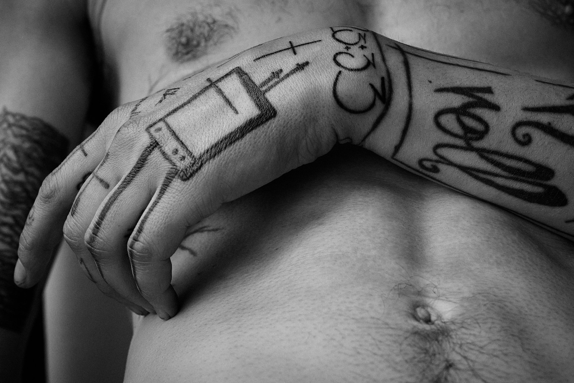 Viele Tattoos, wenig Haut: „Alexander Schuktuew“, Berlin 2022.