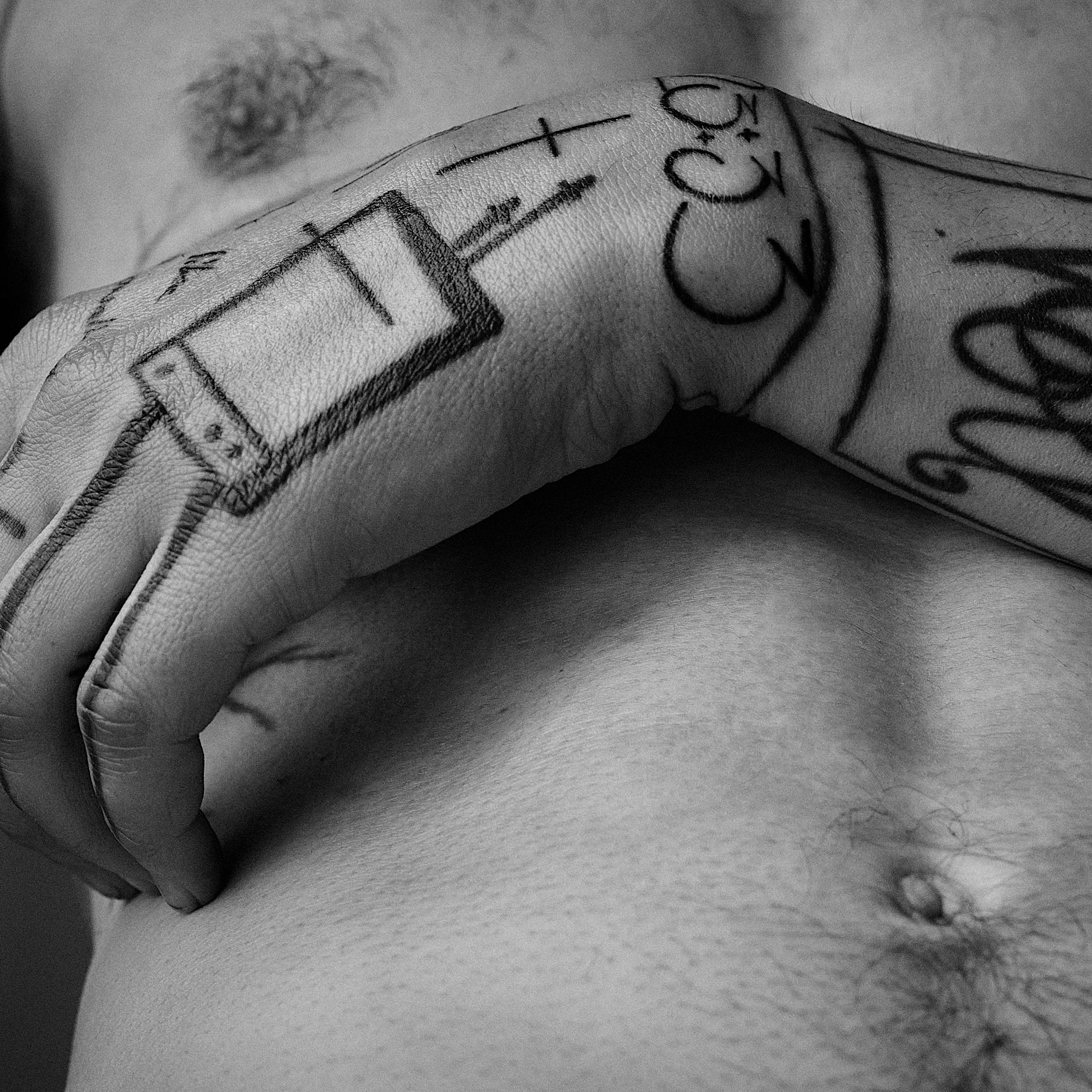 Brust, keine Keule: Berliner Fotografin stellt männliche Akte aus